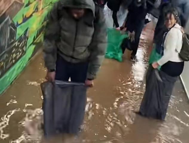 Video: estudiantes cruzan el túnel inundado de la Javeriana con bolsas en los pies