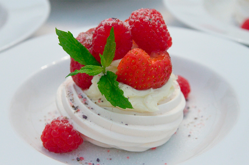 Pavlova de frutos rojos, un postre que seduce