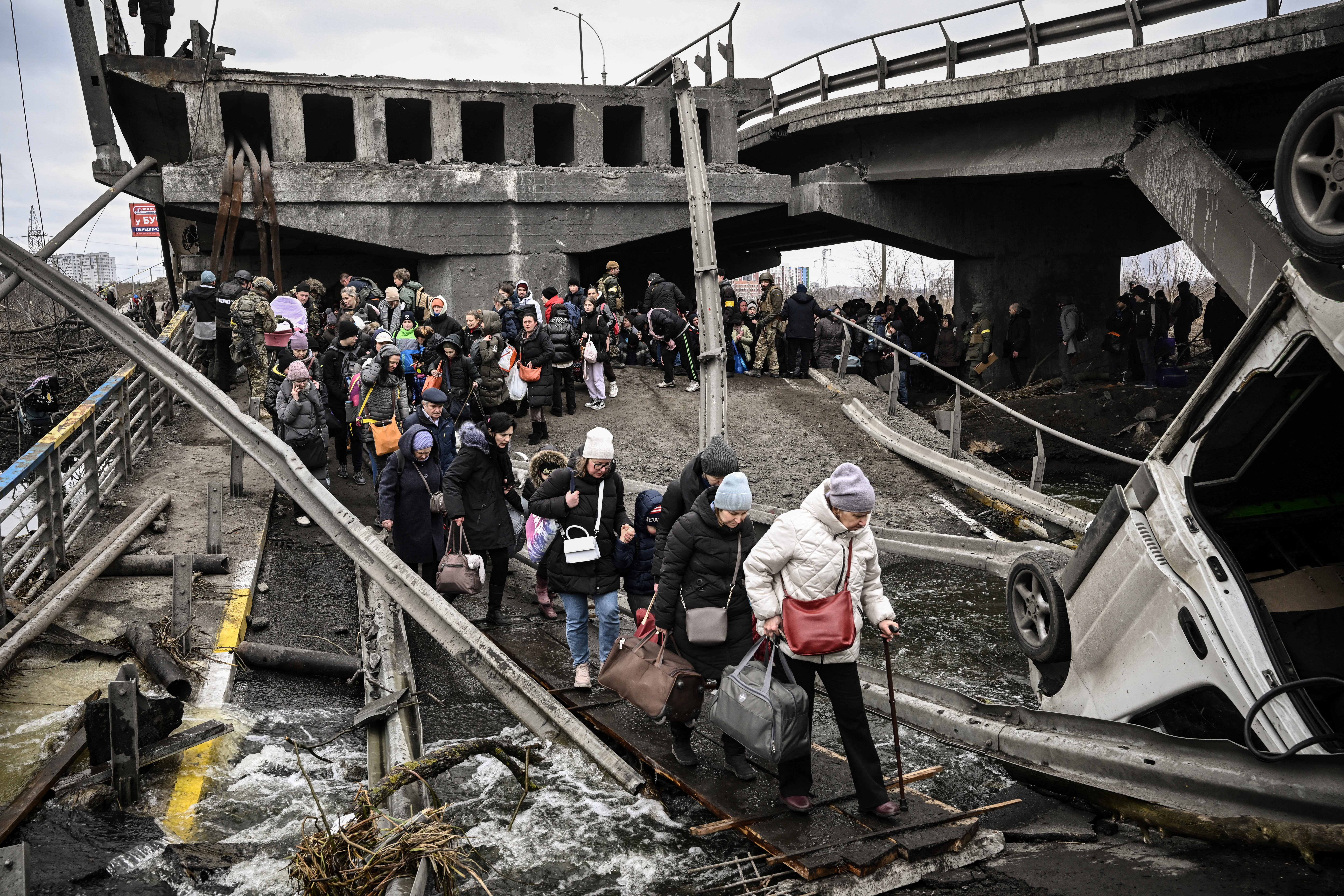 Los combates se han recrudecido en esta localidad de unos 60.000 habitantes situada a unos 25 kilómetros del centro de Kiev. "Las bombas han caído en las últimas horas en la estación de trenes, y una parte importante de la población ya no dispone de agua, electricidad o gas", informó El País de España.