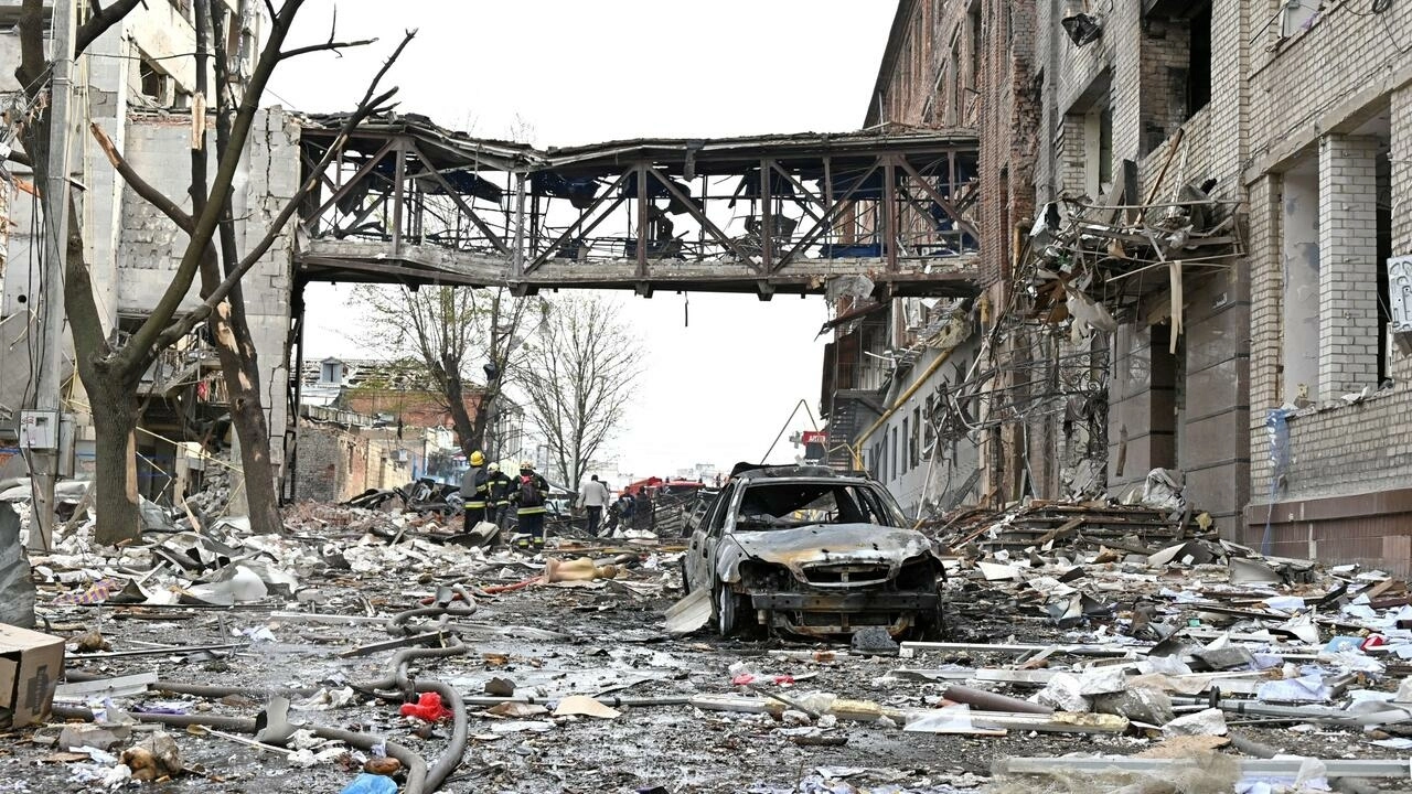 Una cocina comunitaria en llamas tras un bombardeo ruso en Járkov