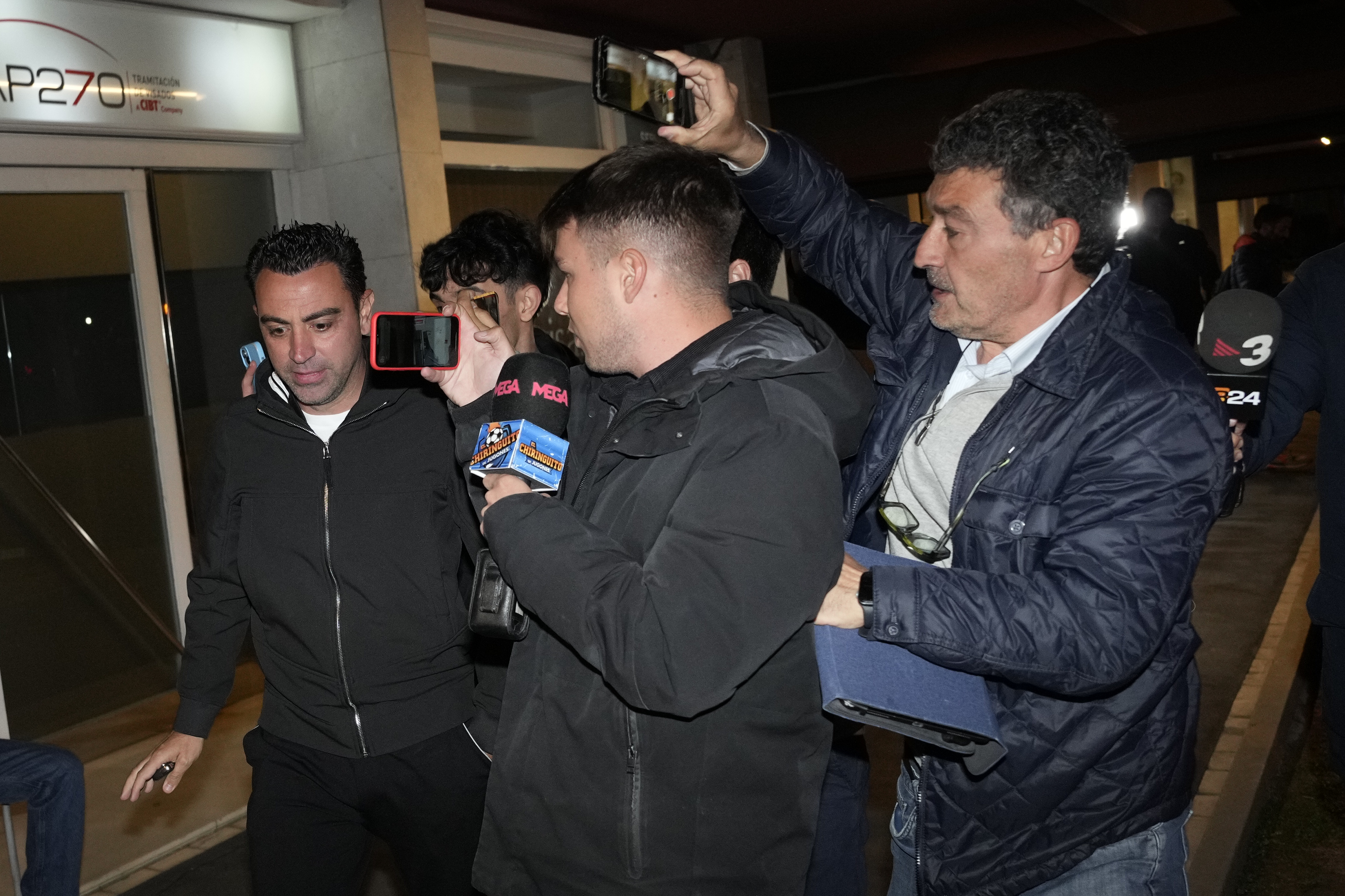 BARCELONA, 24/04/2024.- El técnico del FC Barcelona Xavi Hernández a su salida de la reunión que ha mantenido hoy miércoles con el presidente blaugrana Joan Laporta en Barcelona. EFE / Alejandro García.