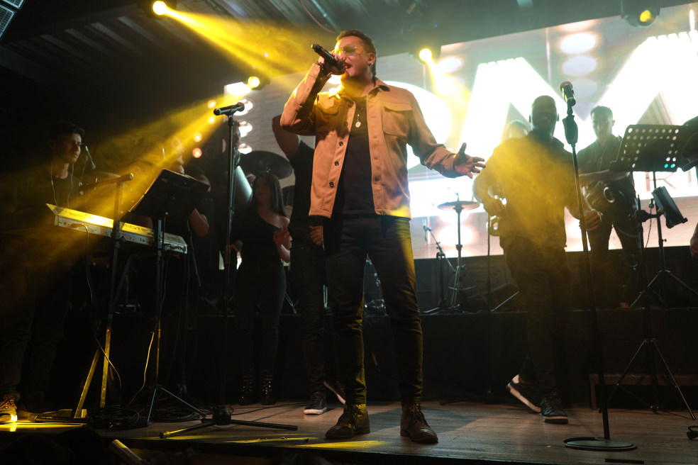 Celebró 20 años de trayectoria artística con un impresionante show privado.