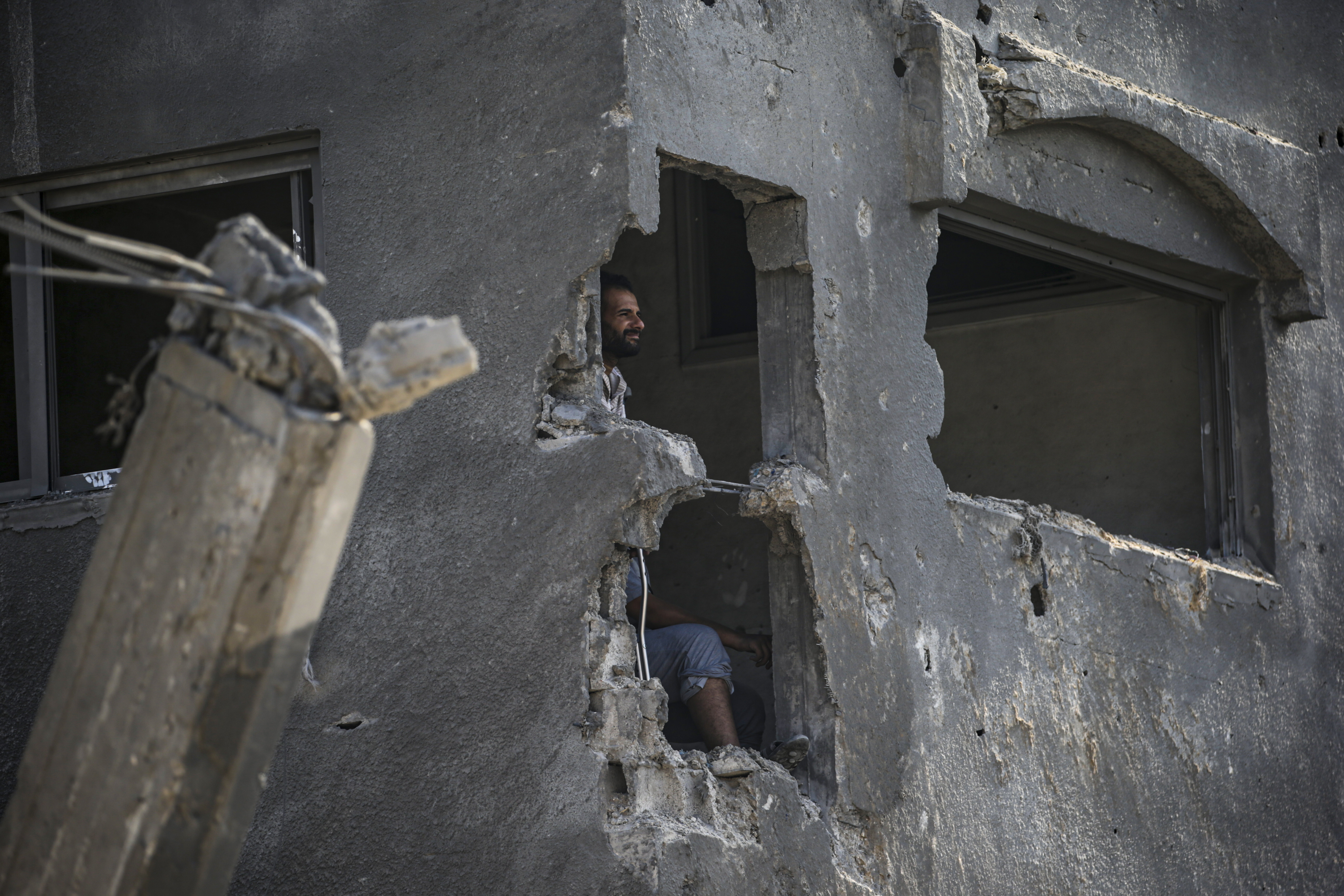 Jabaliya Refugee Camp (---), 01/11/2023.- A Palestinian man looks from inside his destroyed house one day after an Israeli airstrike hit the Jabalia refugee camp, in northern Gaza, 01 November 2023. More than 8,500 Palestinians and at least 1,400 Israelis have been killed, according to the IDF and the Palestinian health authority, since Hamas militants launched an attack against Israel from the Gaza Strip on 07 October, and the Israeli operations in Gaza and the West Bank which followed it. EFE/EPA/MOHAMMED SABER