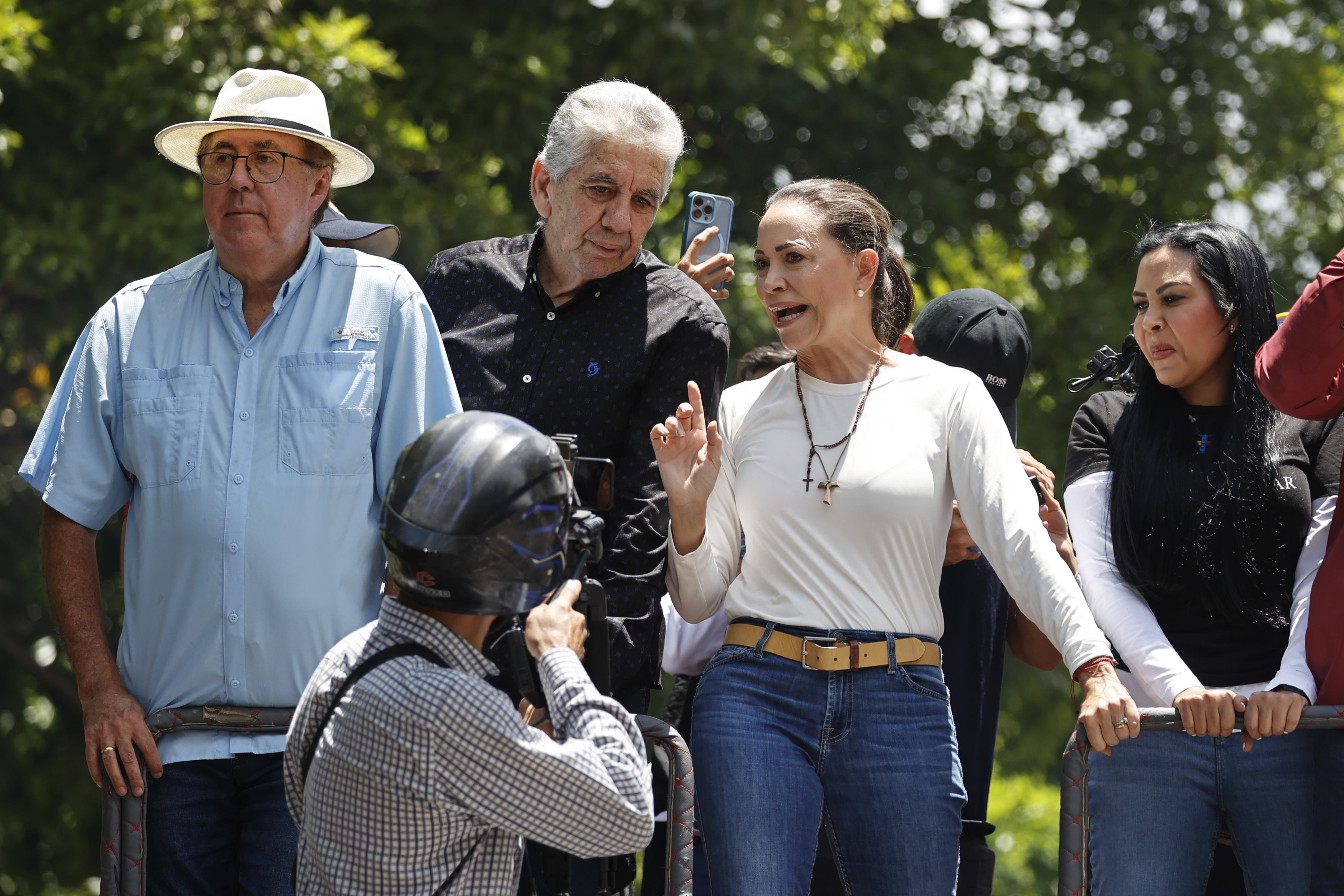 AME1186. CARACAS (VENEZUELA), 17/08/2024.- La líder de la oposición venezolana María Corina Machado (d) asiste a una movilización este sábado, en Caracas (Venezuela). Miles de opositores venezolanos se movilizan este sábado en las principales ciudades del país, en defensa de "la verdad" de las presidenciales del pasado 28 de julio, en las que la mayor coalición opositora asegura que ganó su abanderado, Edmundo González Urrutia, pese al resultado oficial que dio el triunfo al mandatario, Nicolás Maduro. EFE/ Miguel Gutiérrez