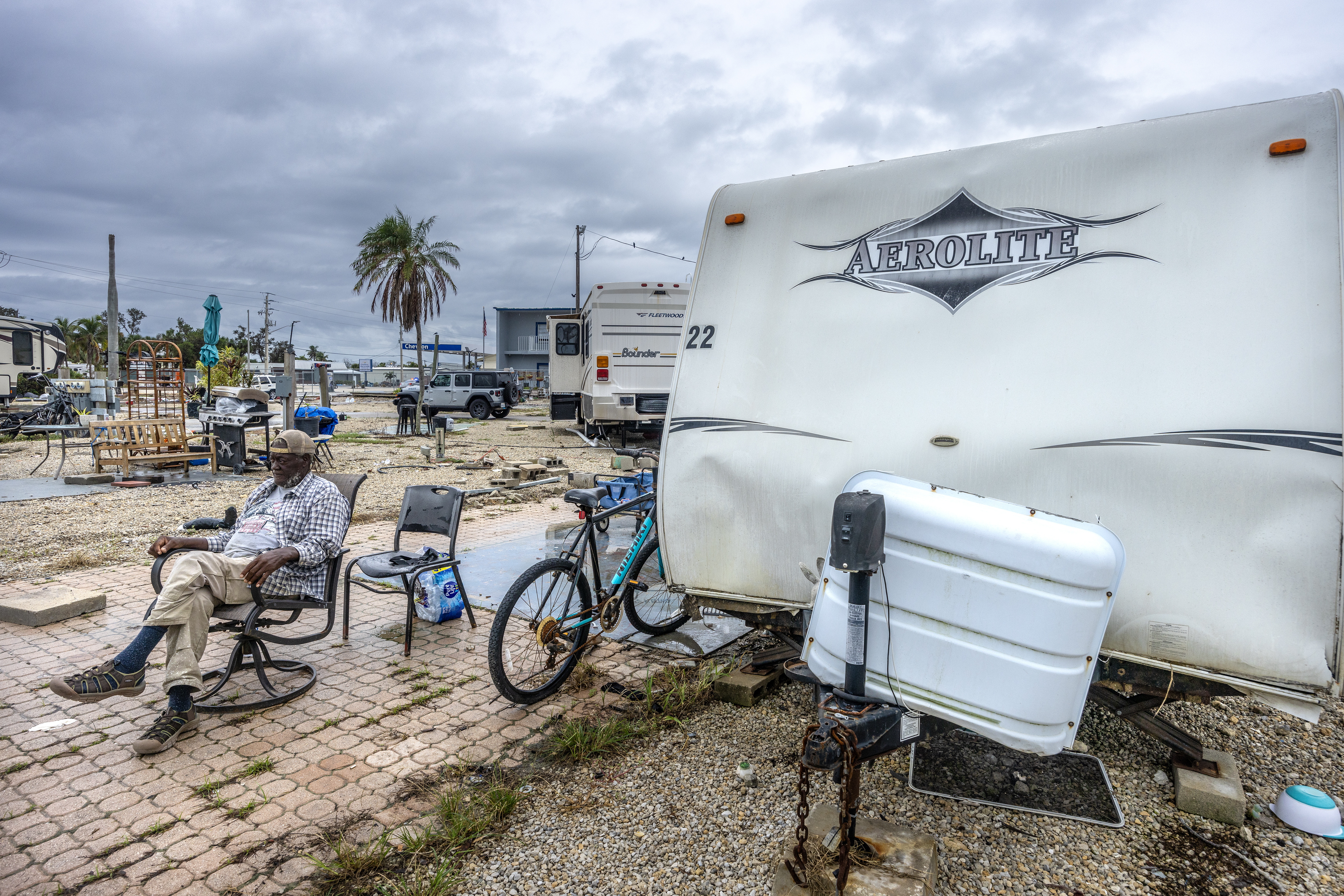 Fort Myers (United States), 08/10/2024.- 'Smoky' (79), waits for a truck to help him move his mobile home to a safer place in San Carlos Island, Fort Myers beach, as the city prepares for Hurricane Milton in Bonita Beach, Florida, USA, 08 October 2024. According to the National Hurricane Center's Live Hurricane Tracker, Hurricane Milton is set to make landfall on the west coast of Florida on the evening of 09 October. After rapidly intensifying into a Category 5 storm on 07 October, Milton is expected to weaken as it reaches shore but will still bring significant weather impacts across the state. (tormenta) EFE/EPA/CRISTOBAL HERRERA-ULASHKEVICH