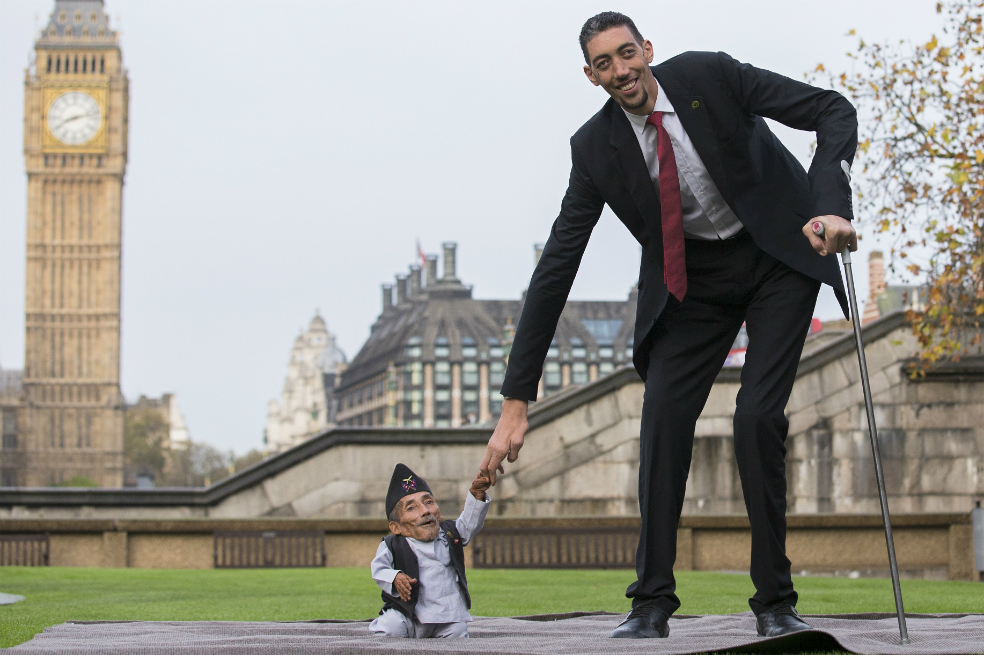 El primer encuentro del hombre más alto y el más pequeño del mundo