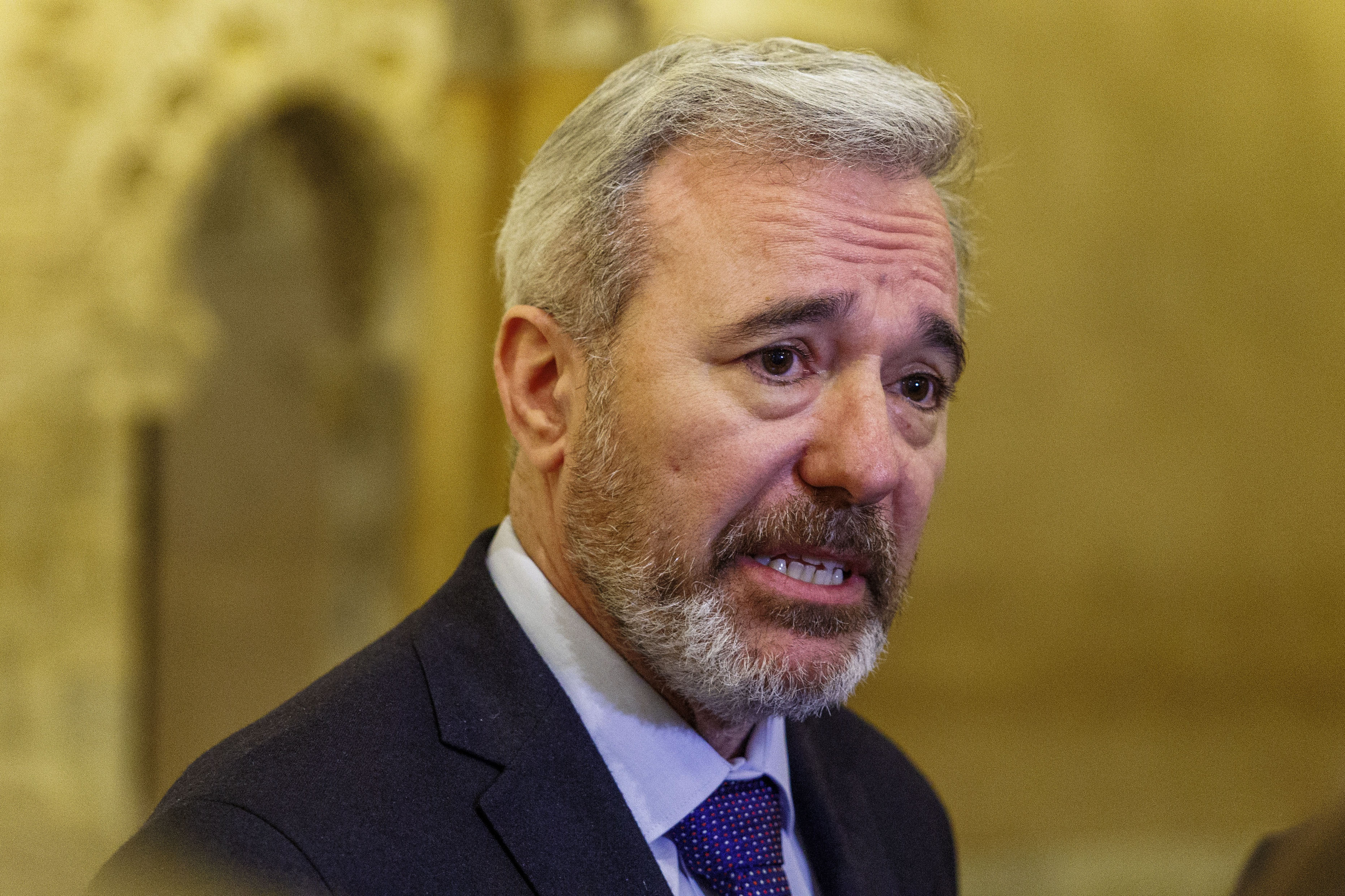 ZARAGOZA, 24/02/2025.- El presidente de Aragón, Jorge Azcón, hace declaraciones en el palacio de la Aljafería de Zaragoza durante el encuentro mantenido con la delegación de eurodiputados de la Comisión de Transportes y Turismo (TRAN) del Parlamento Europeo que visita desde este lunes Aragón con el objetivo de que tengan argumentos suficientes para dar prioridad a la Travesía Central Pireinaica (TCP) para que pueda tener fondos europeos en las próximas perspectivas financieras plurianuales, que comenzarán a partir de 2028. EFE/Javier Cebollada