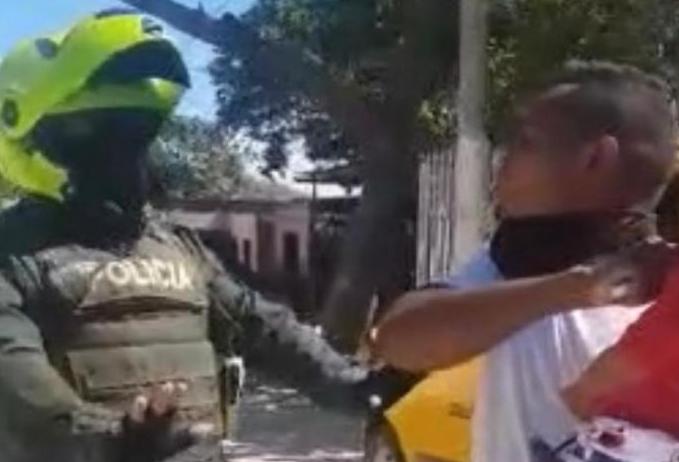 Hombre ataca con un bisturí a su hijo y es interceptado por la Policía en Santa Marta