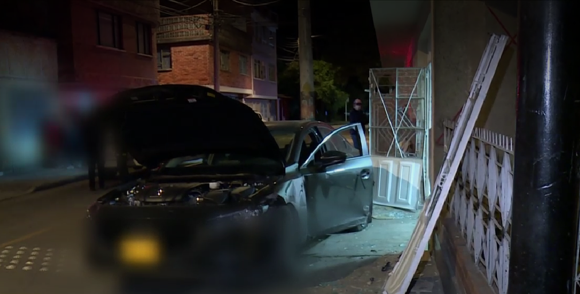 Conductor estrelló su carro contra su garaje para evitar que se lo robaran