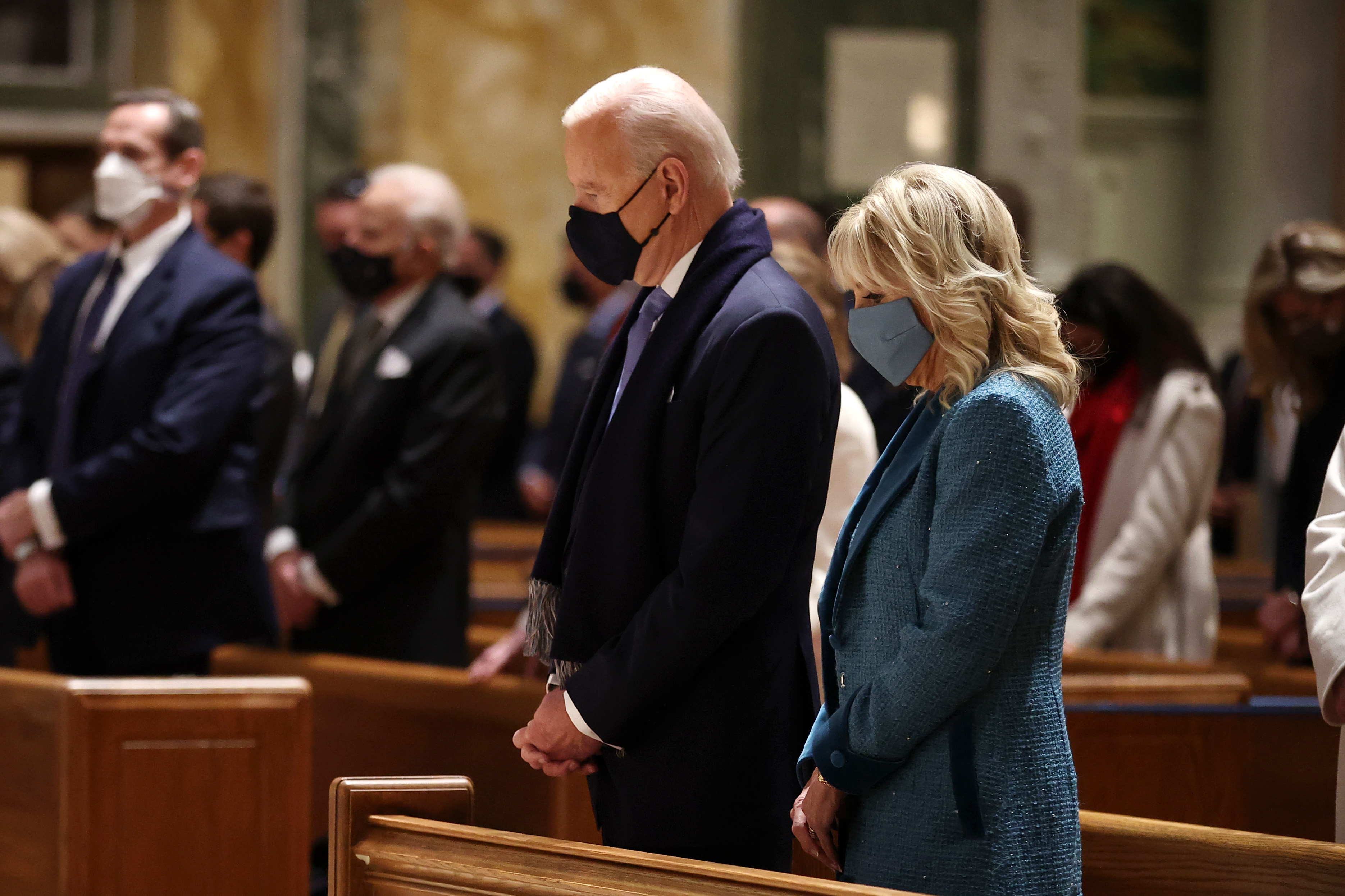 El presidente electo de EE. UU. Joe Biden y la Dra. Jill Biden asisten a los servicios en la Catedral de San Mateo el Apóstol con líderes del Congreso antes de la 59a ceremonia de inauguración presidencial