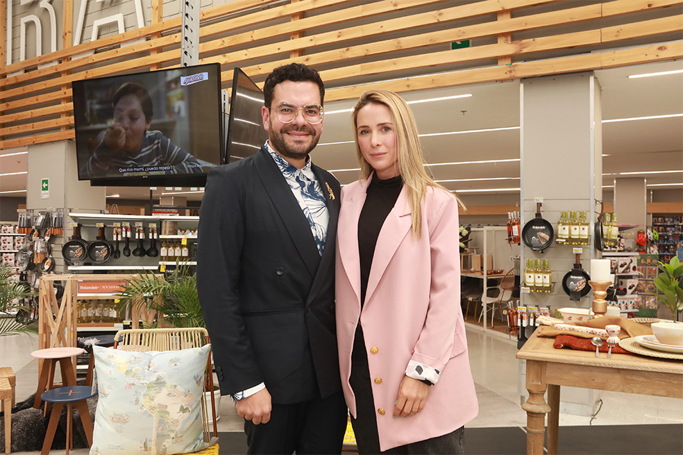 Josefina
Juan Pablo Socarras diseñador de modas, incursiona en el diseño industrial y lanza su colección Josefina de vajillas y sobre camas junto con Almacenes el EXITO