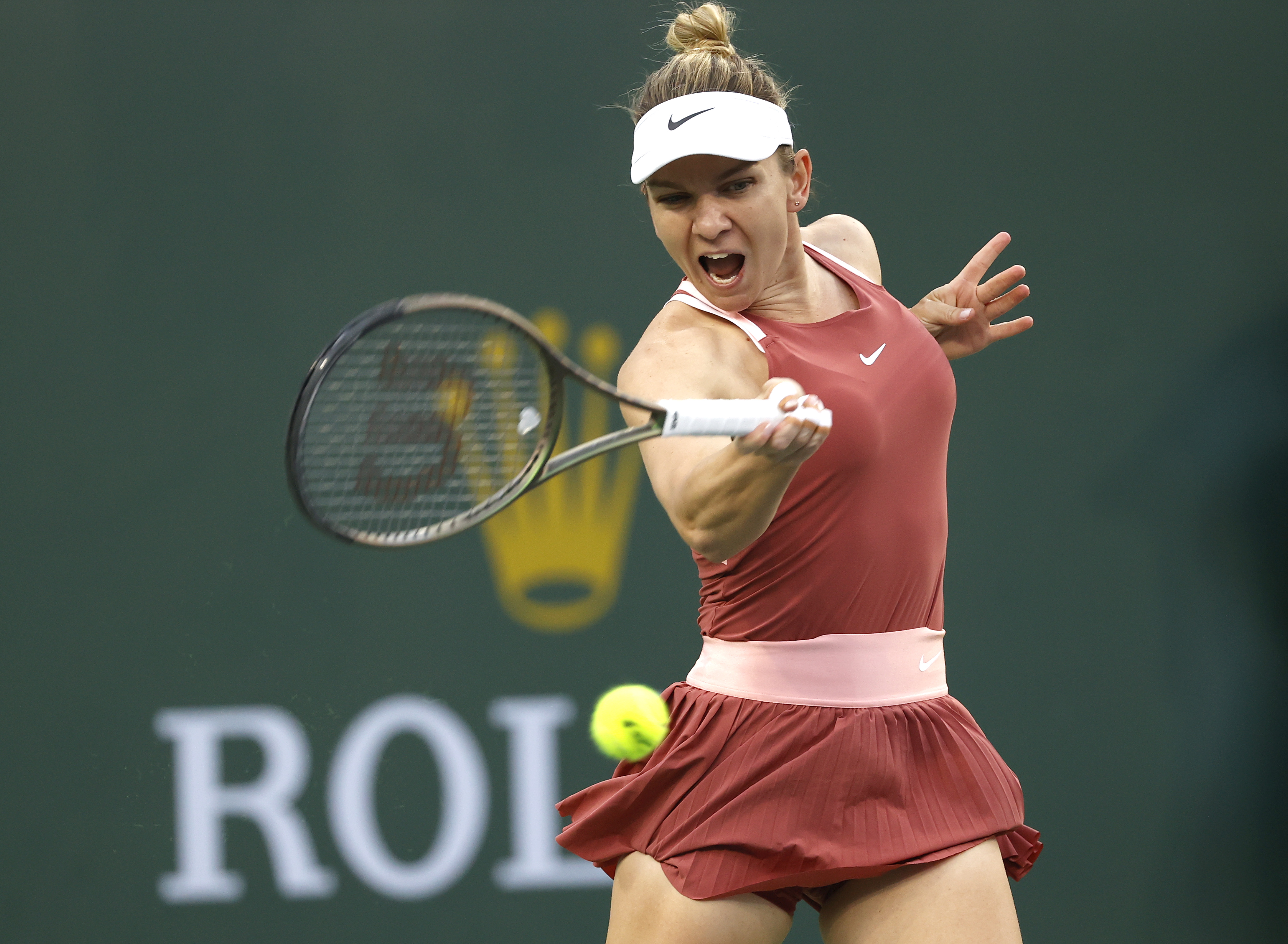Indian Wells (United States), 19/03/2022.- Simona Halep of Romania in action against Iga Swiatek of Poland during the BNP Paribas Open tennis tournament at the Indian Wells Tennis Garden in Indian Wells, California, USA, 18 March 2022. (Tenis, Abierto, Polonia, Rumanía, Estados Unidos) EFE/EPA/JOHN G MABANGLO