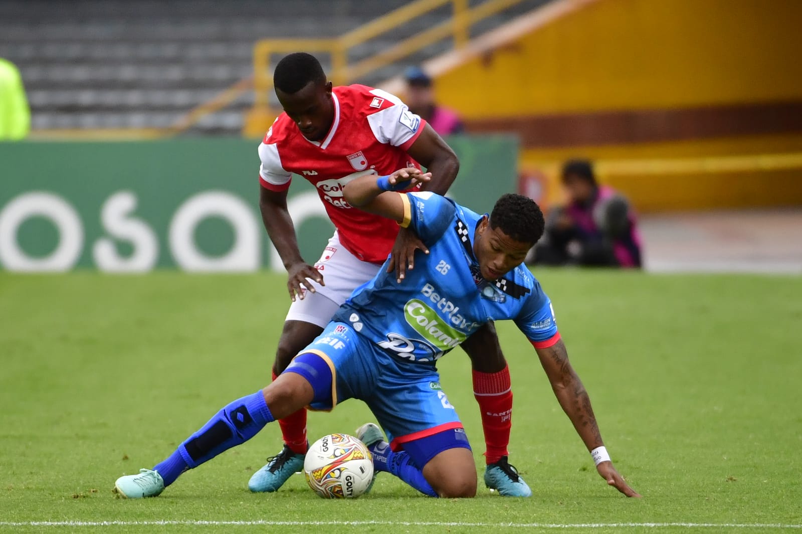 Santa Fe logró mantener la ventaja, a pesar de que le expulsaron un jugador.