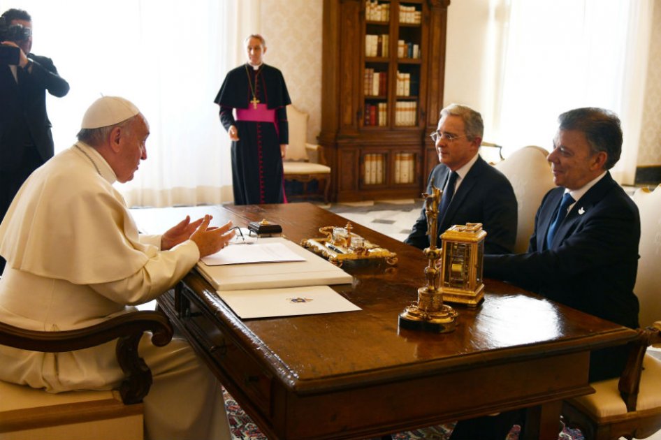 Finalizó reunión entre Santos y Uribe en el Vaticano, mediada por el papa Francisco