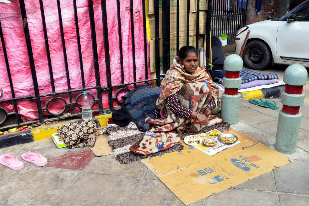 En India, los sintecho prefieren las calles que a los refugios pese al frío