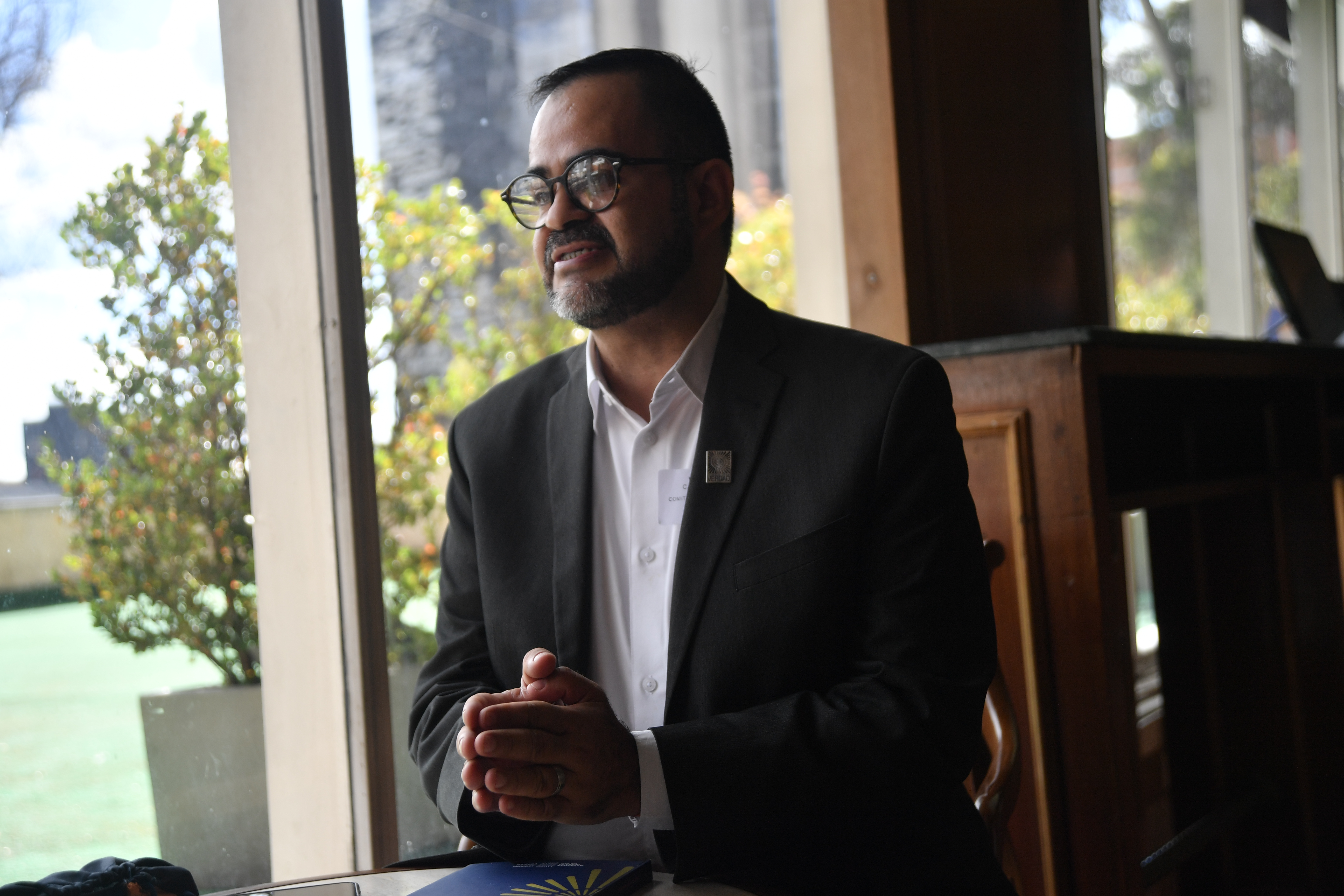 Director de la corporación Caribe Afirmativo y con amplia trayectoria en el movimiento LGBT, uno de las integrantes del Comité de Seguimiento y Monitoreo de la Comisión de la Verdad.