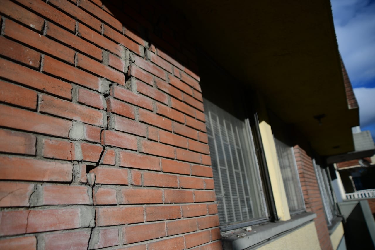 Las afectaciones en el Edificio Av. 100 se evidencian en notorias grietas en su fallada