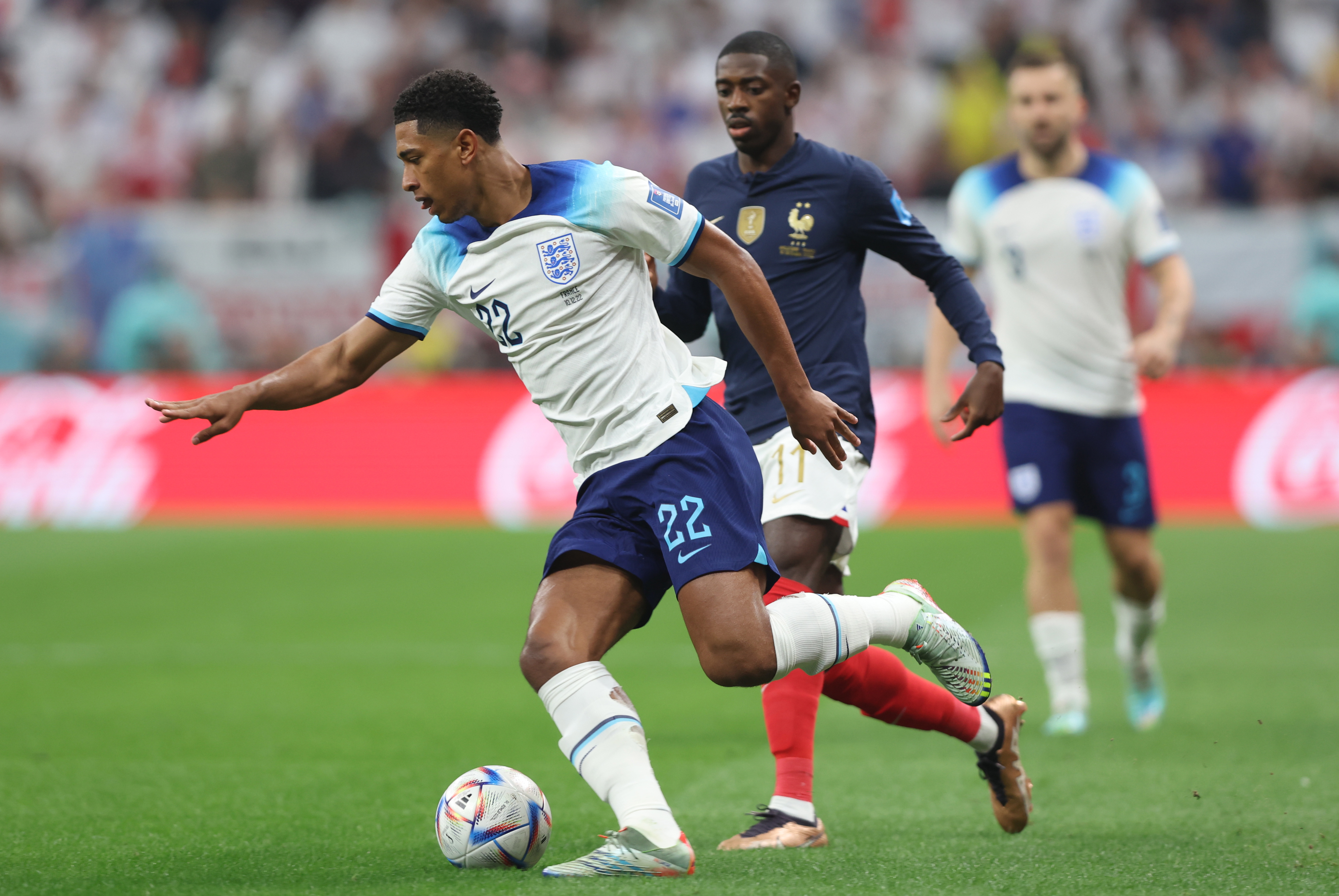 Al Khor (Qatar), 10/12/2022.- Jude Bellingham (L) of England in action against Ousmane Dembele of France during the FIFA World Cup 2022 quarter final soccer match between England and France at Al Bayt Stadium in Al Khor, Qatar, 10 December 2022. (Mundial de Fútbol, Francia, Catar) EFE/EPA/Tolga Bozoglu