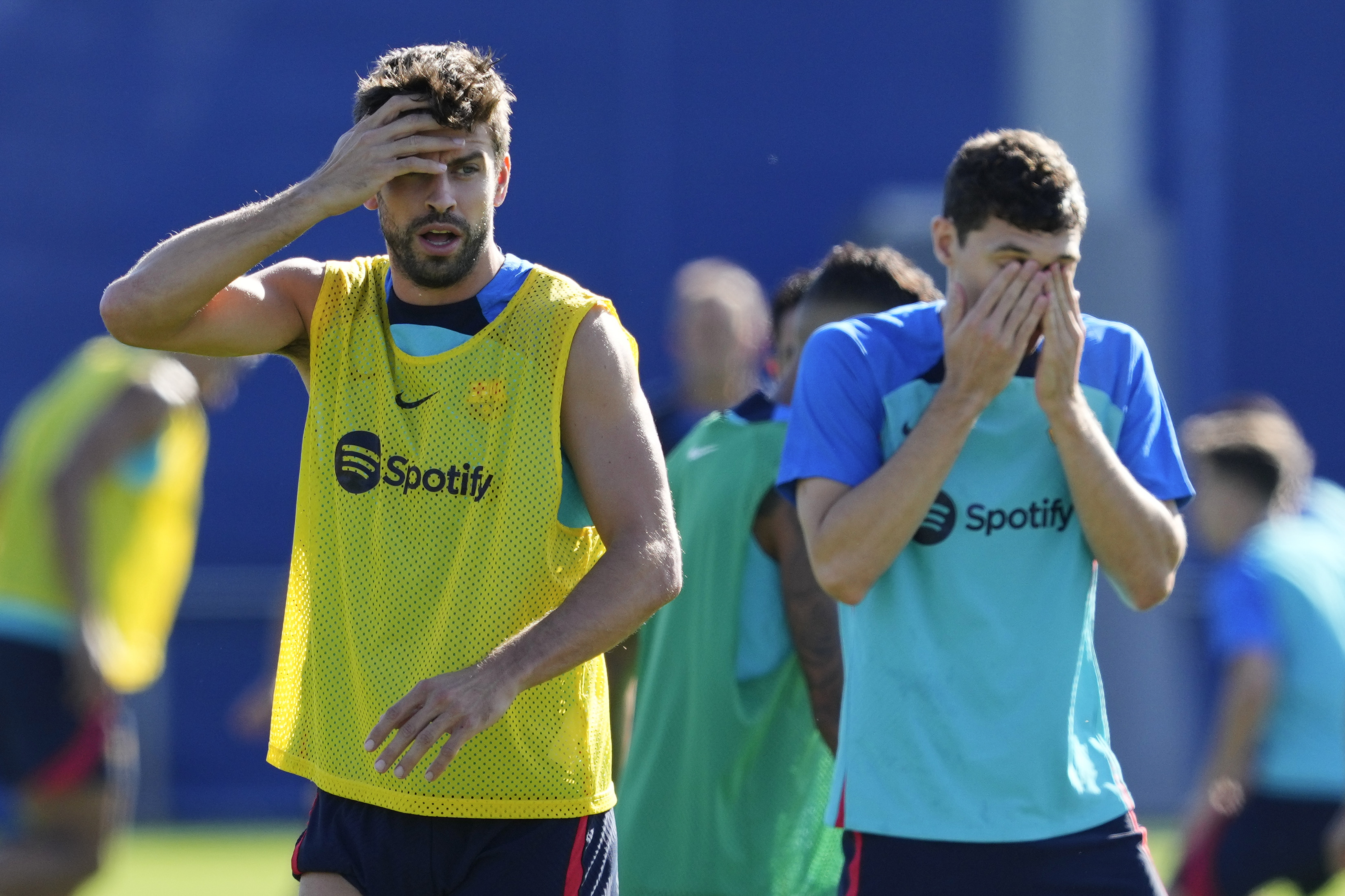 ¿Evitando a Shakira? Piqué se habría camuflado para huir de la colombiana