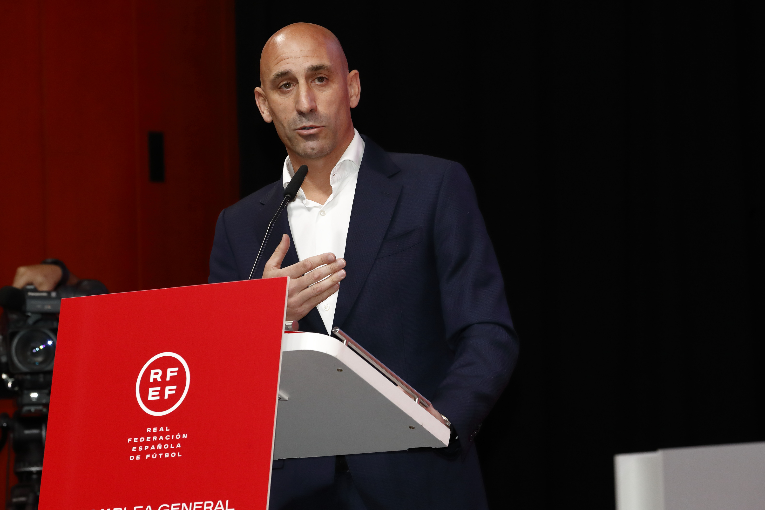 La Fifa suspendió por tres años a Luis Rubiales por beso forzado a Jenni Hermoso