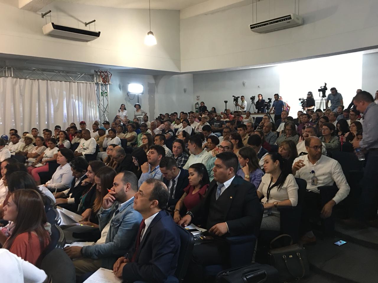 Dentro del publico estaban representantes de las entidades del Estado, organizaciones sociales y campesinos y campesinas de la región.Movice“Estamos hablando de 2.675 víctimas, mil más que las que tienen las autoridades. Es necesario que la JEP tome medidas. Si no se supera la impunidad sobre este fenómeno, no vamos a avanzar a alcanzar la verdad, la reparación y la no repetición que tanto anhelamos. En estos municipios hay una impunidad del 99.4% en los casos de desaparición” dijo Zuleta .