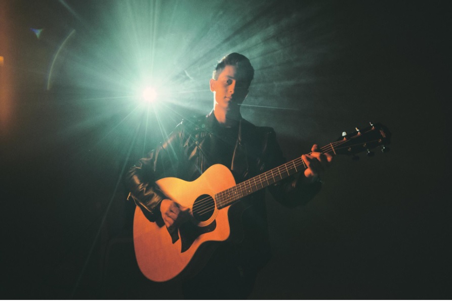 Manú presenta su nueva canción y video: “No tenerte”