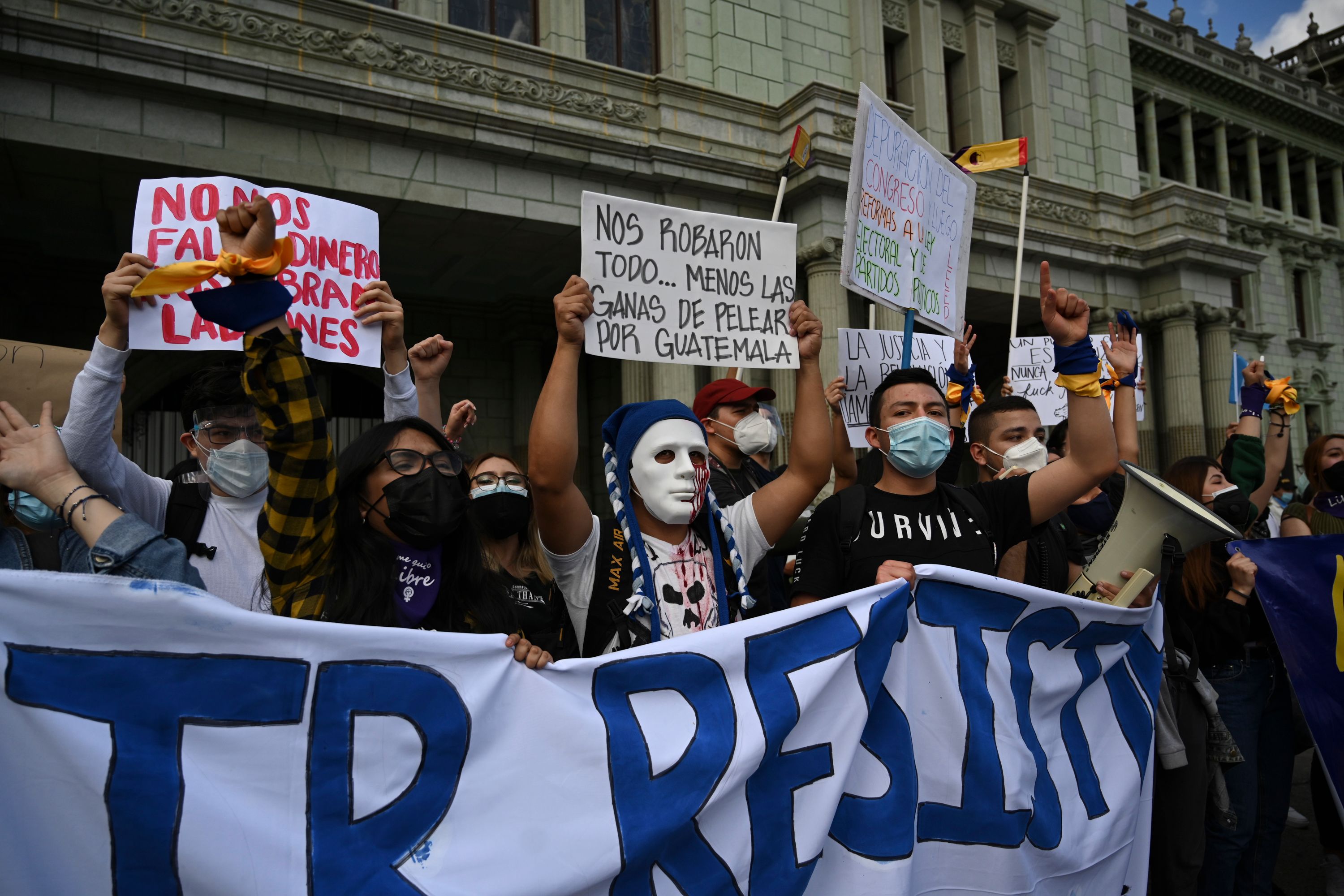 Indígenas en Guatemala bloquean carreteras e insisten en dimisión del presidente