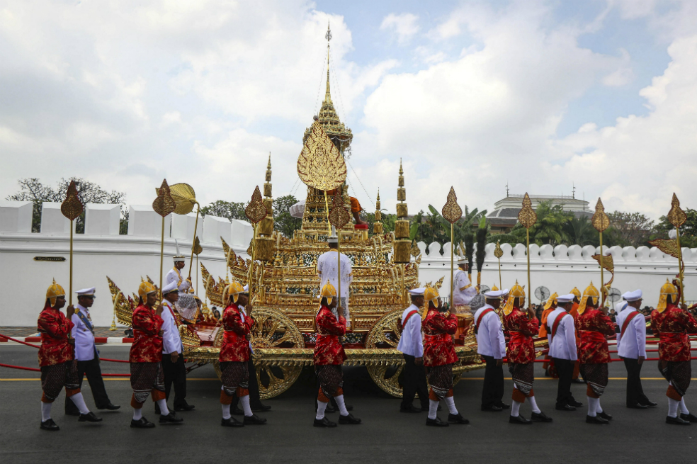Funeral del rey Bhumibol Adulyadej recibe a más de 100.000 tailandeses