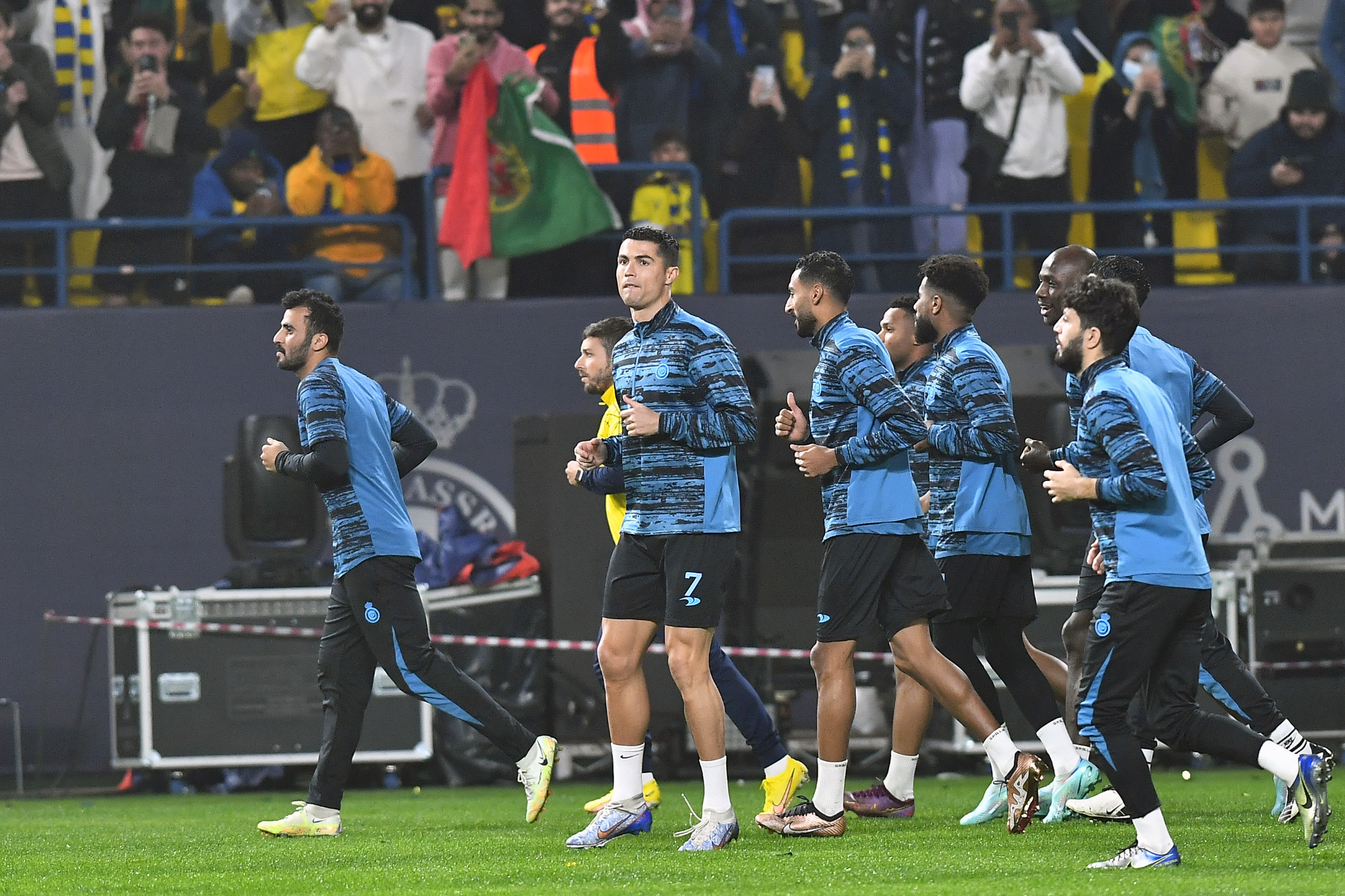 Riyadh (Saudi Arabia), 03/01/2023.- Portuguese soccer player Cristiano Ronaldo (C) attends a training session in front of Al-Nassr FC fans at Mrsool Park stadium, in Riyadh, Saudi Arabia, 03 January 2023. Cristiano Ronaldo is presented at Mrsool Park stadium on 03 January after he signed a contract for Al-Nassr FC untill 2025. (Arabia Saudita) EFE/EPA/STR