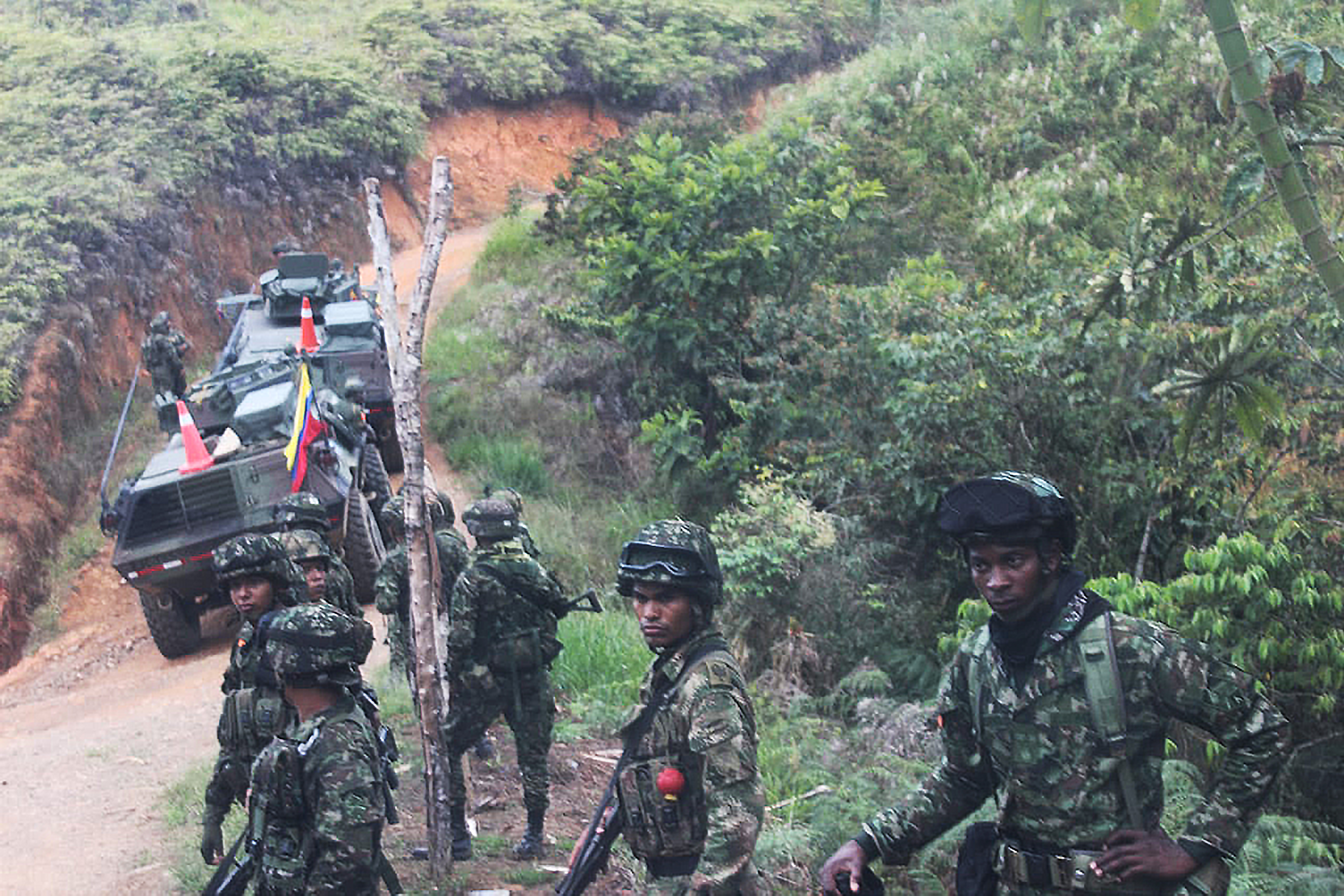 AME6811. EL PLATEADO (COLOMBIA), 13/10/2024.- Fotografía cedida por el Ejército de Colombia que muestra a un grupo de soldados y vehículos blindados este domingo, durante su ingreso a la zona rural de El Plateado en el marco de la 'Operación Perseo', al suroeste de Colombia. El presidente colombiano, Gustavo Petro, envió este domingo a parte de su gabinete, incluidos ministros y directores de departamentos administrativos, a El Plateado, donde el Ejército lanzó una operación para retomar el control que tiene una disidencia de las FARC. EFE/ Ejército de Colombia /SOLO USO EDITORIAL SOLO DISPONIBLE PARA ILUSTRAR LA NOTICIA QUE ACOMPAÑA (CRÉDITO OBLIGATORIO) MÁXIMA CALIDAD DISPONIBLE