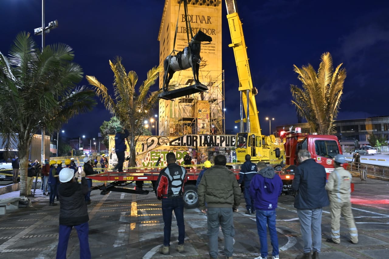 La escultura fue retirada en la madrugada de este lunes.