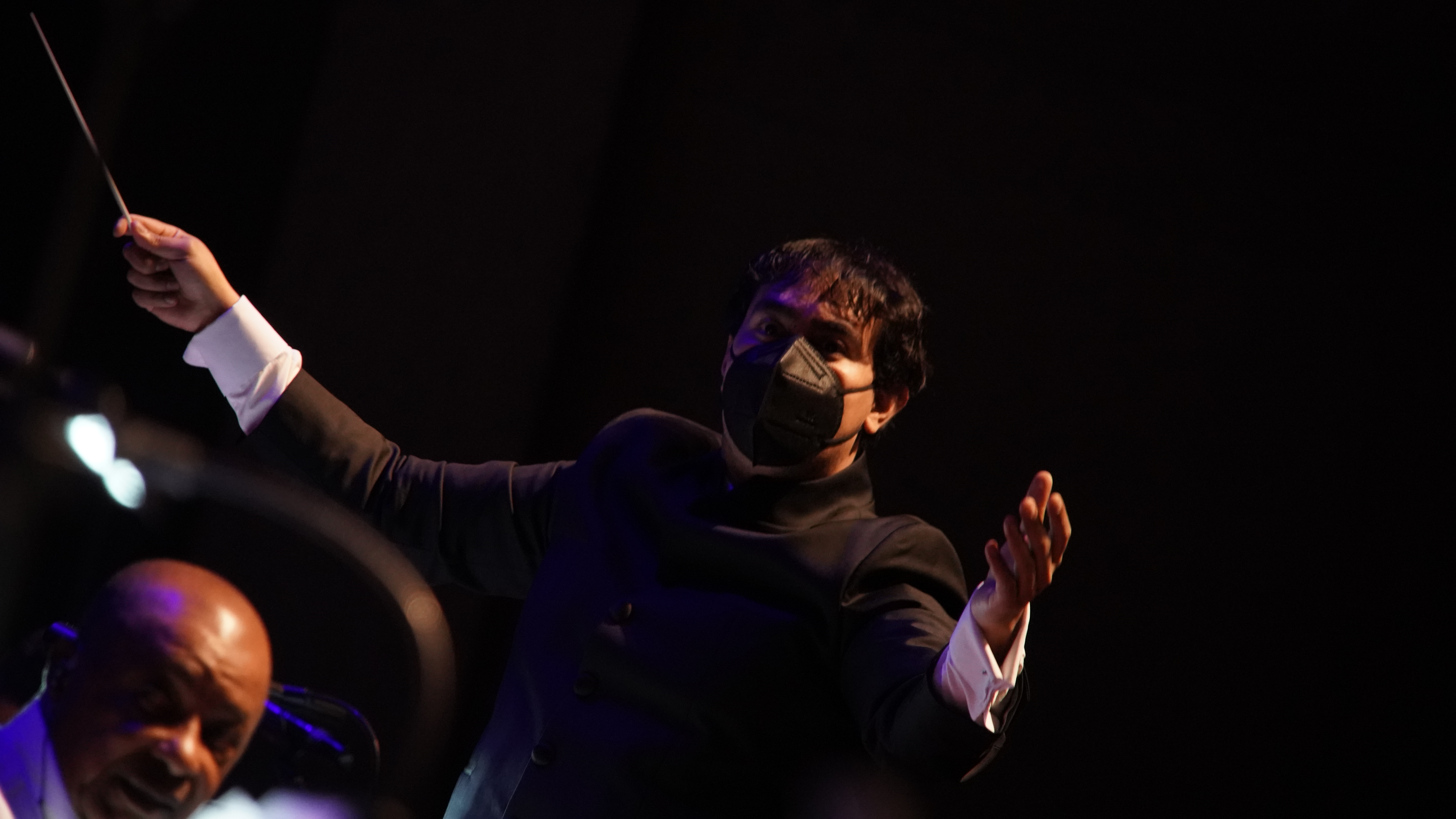 El concierto se realizó bajo la batuta del director colombiano Juan Pablo Valencia.