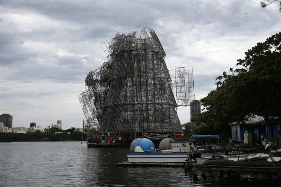 Ventarrón en Río de Janeiro parte en dos el árbol flotante de navidad más grande del mundo