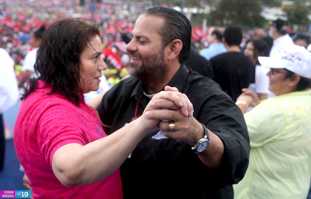El padre Nayib Eslaquit es otro admirador de la pareja presidencial. En la foto, durante la celebración del 36 aniversario de la revolución sandinista, Julio de 2015.