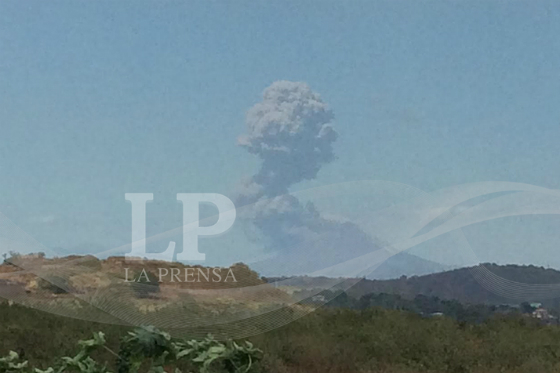 Volcán nicaragüense registra fuerte explosión y gran columna de humo