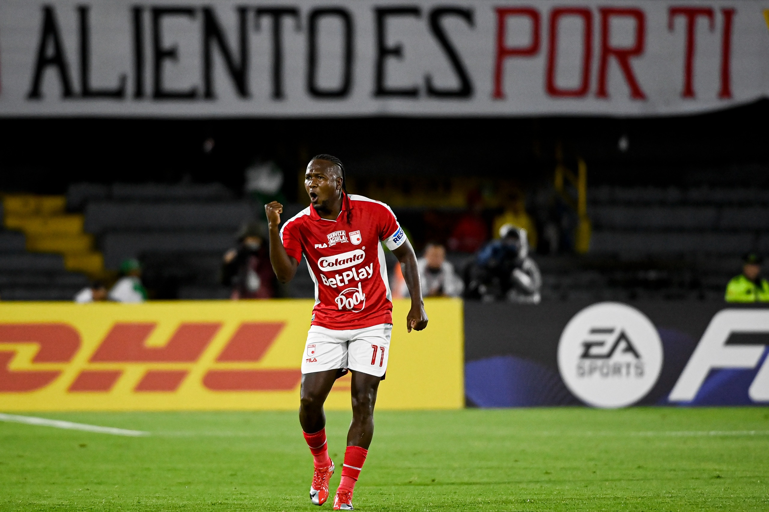 Hugo Rodallega celebrando el primer gol de Independiente Santa Fe contra Caracas en el estadio El Campín por los playoffs de la Copa Sudamericana 2026.