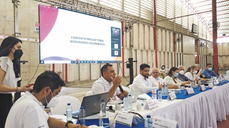 Juan Quintero (micrófono en mano), líder campesino, denunció la crisis que se vive en el Catatumbo, en medio del lanzamiento del pacto humanitario. / Camila Granados