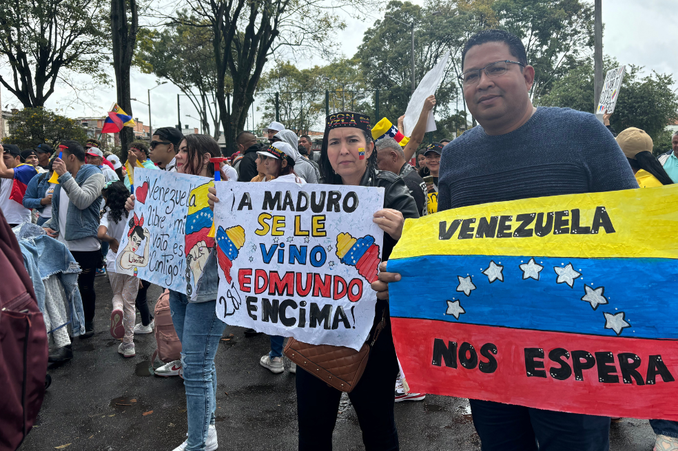 Algunos de los que se acercaron al punto de votación en Bogotá portaron pancartas que decían "a Maduro se le vino Edmundo encima" o "Venezuela nos espera".