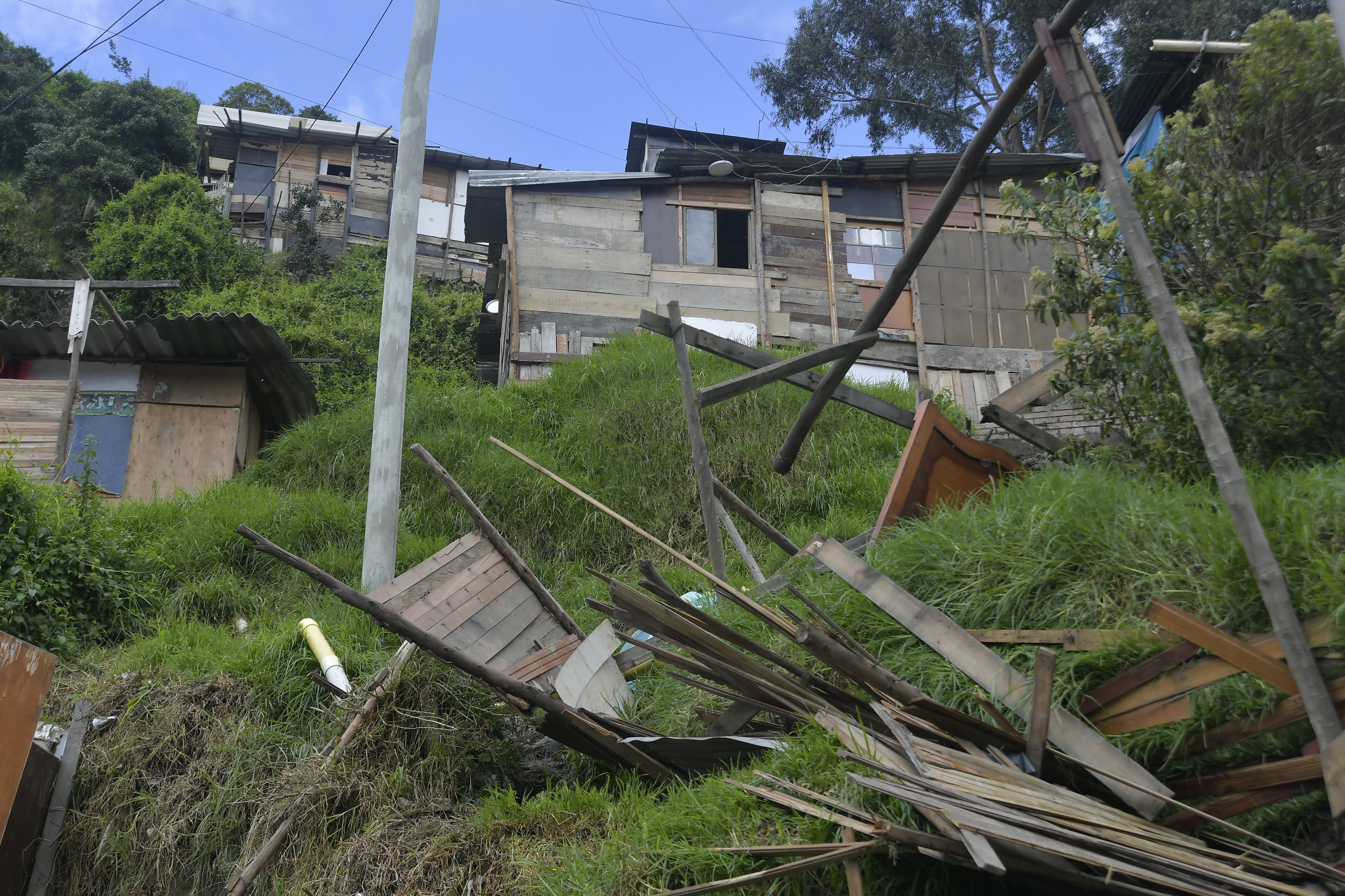 36 familias fueron evacuadas tras el derrumbe.