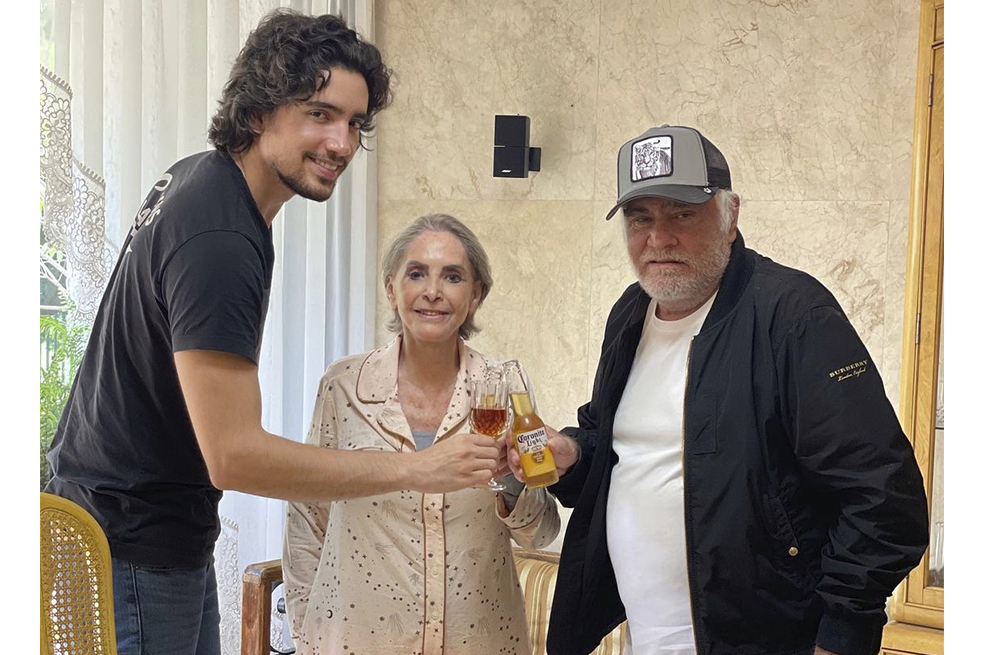 Vicente Fernández y su esposa Cuquita brindaron con Alex. Ese día les contó que iba a ser papá por primera vez.
