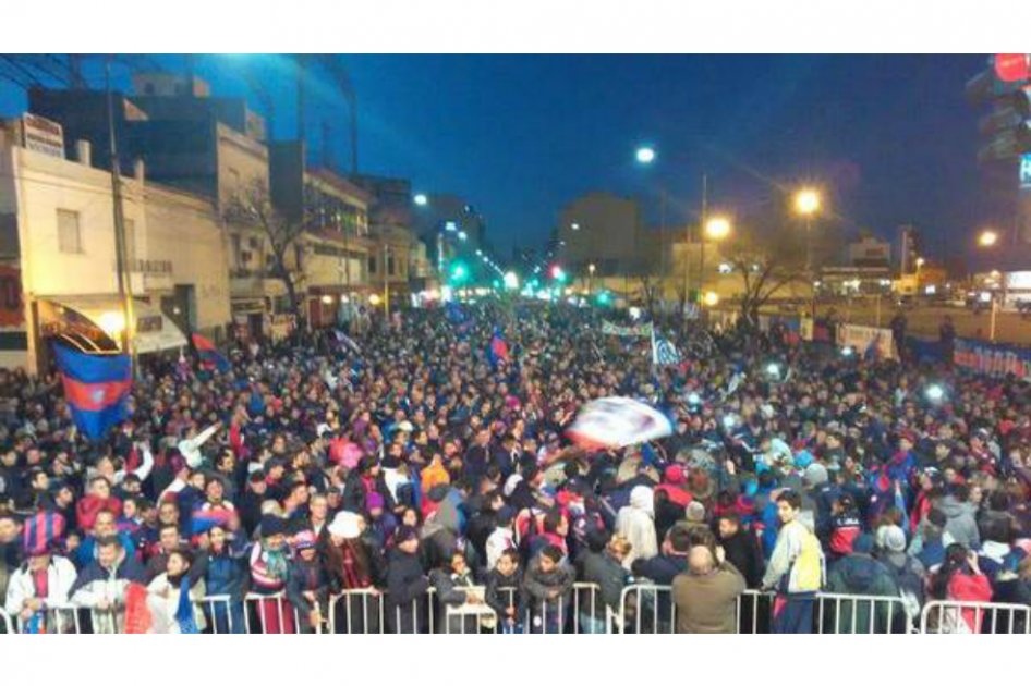 Miles de hinchas de San Lorenzo reclaman volver a su barrio en Argentina