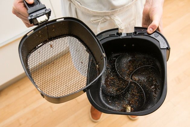 Truco casero con limón para limpiar la freidora de aire y quitarle el mal olor