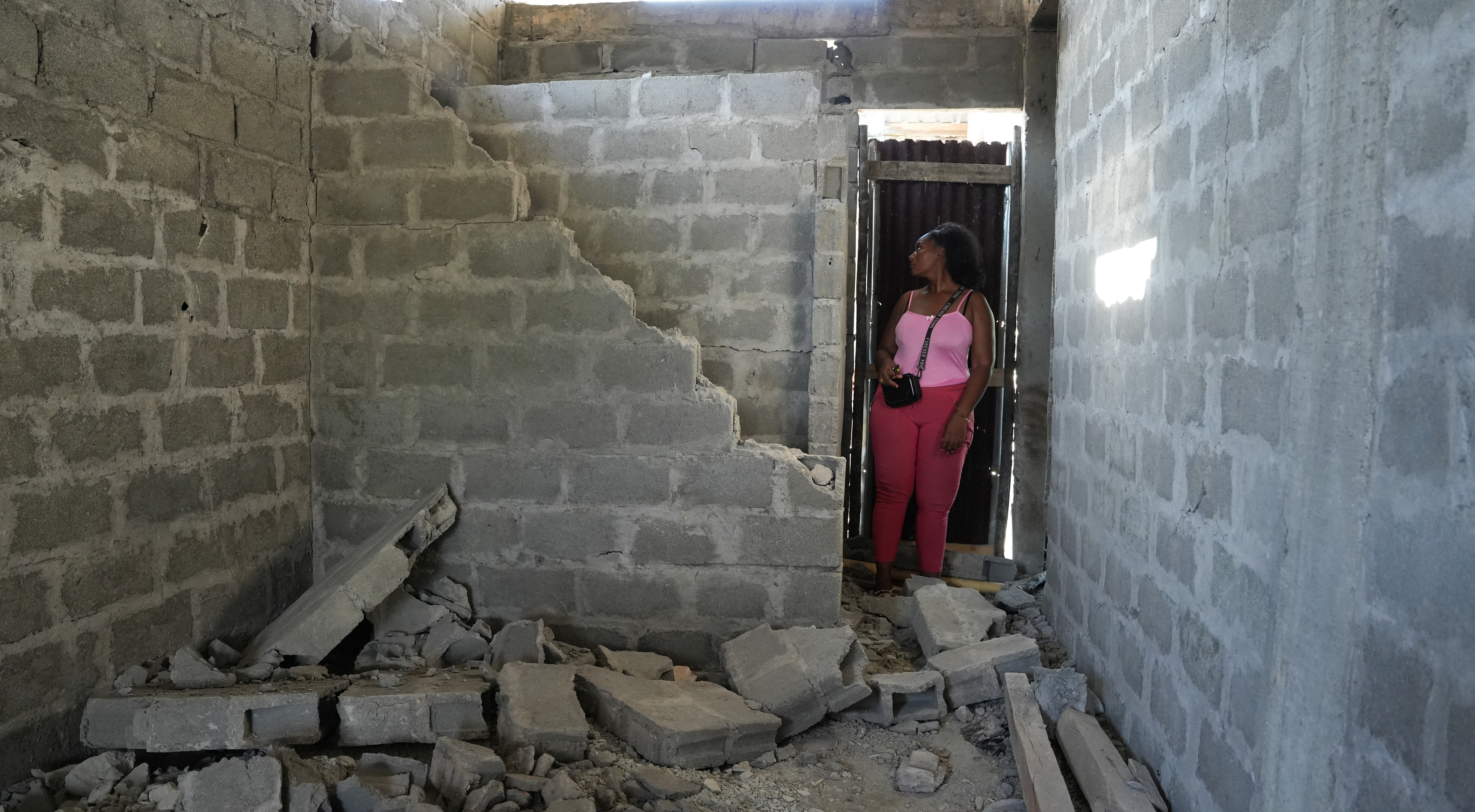 María Casas en su casa destruida tras el terremoto.