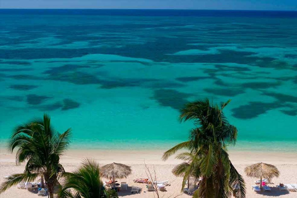 Cuba cierra playa por microalga tóxica que afectó a más de 50 personas