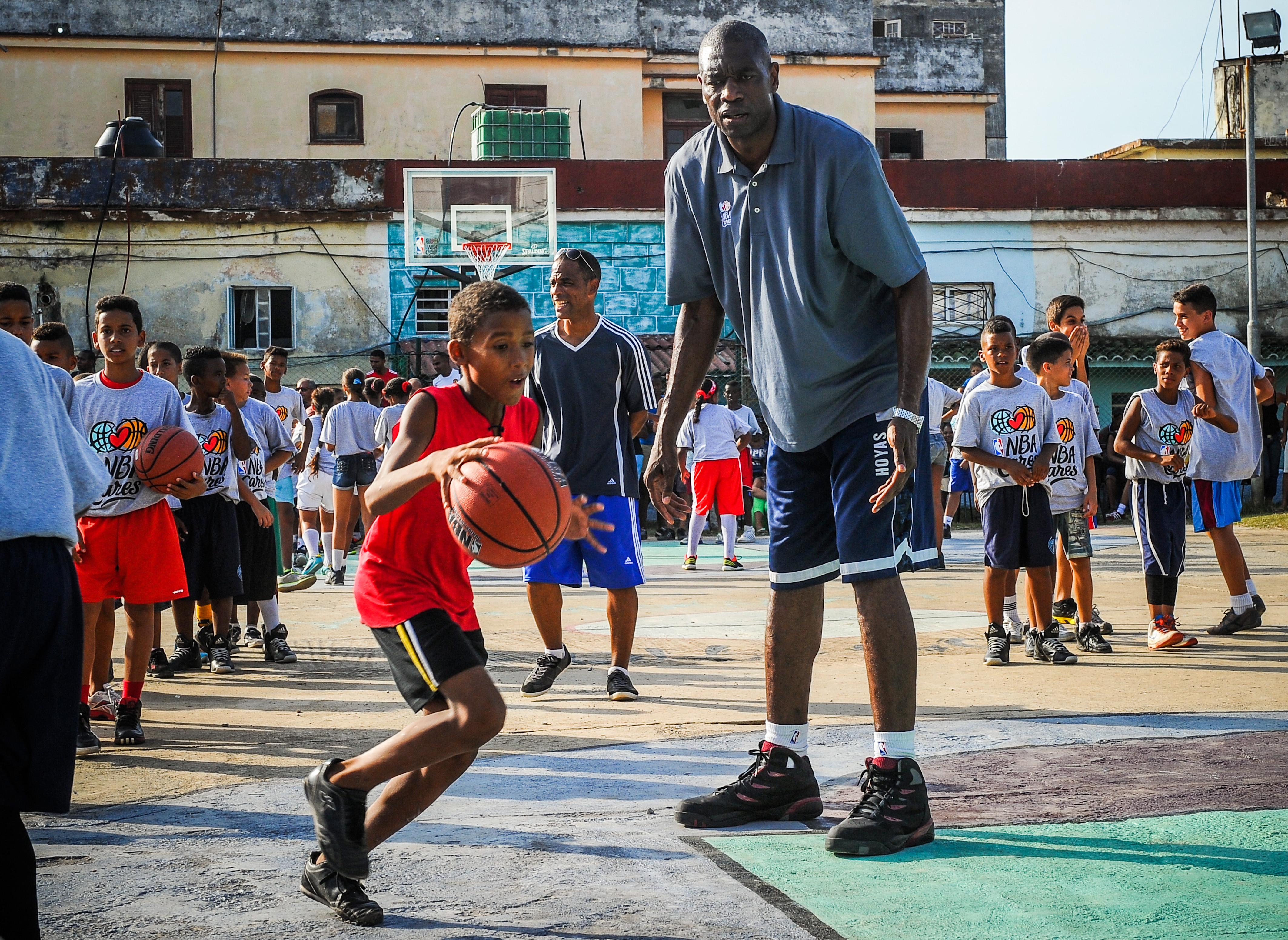 Murió Dikembe Mutombo, estrella y miembro del Salón de la Fama de la NBA
