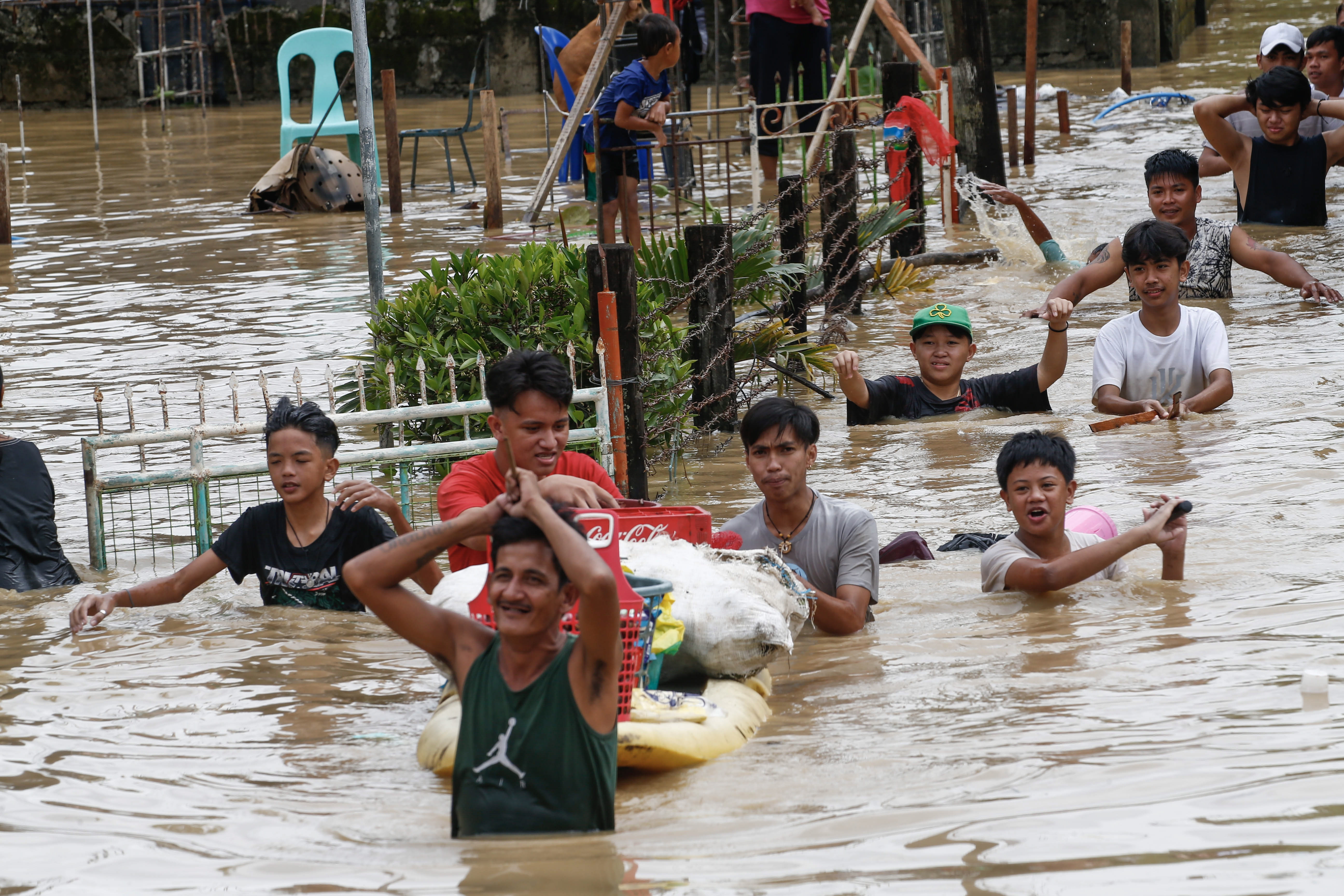 Bulacan (Philippines), 26/09/2022.- Residents wade through flood water caused by typhoon Noru in San Miguel town of Bulacan province, north of Manila, Philippines 26 September 2022. Typhoon Noru crossed the northern Philippine region of Luzon on 25 September and prompted thousands to evacuate due to heavy rain and strong winds. Typhoon Noru is expected to leave the Philippine area of responsibility by evening of 26 September. (Filipinas, Estados Unidos) EFE/EPA/ROLEX DELA PENA