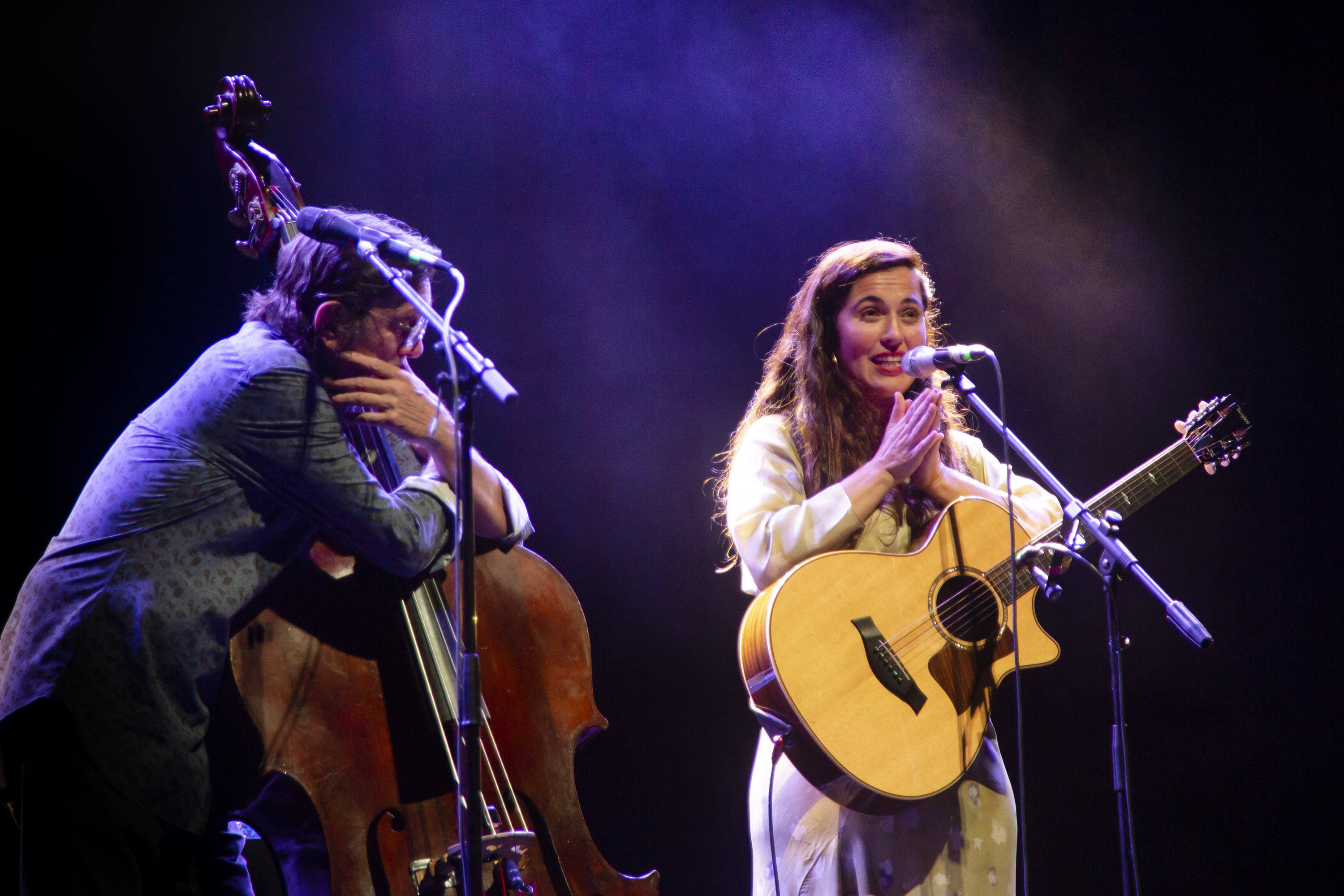 Silvia Pérez Cruz, junto a Javier Colina, durante su presentación en el Teatro Colsubsidio de Bogotá.