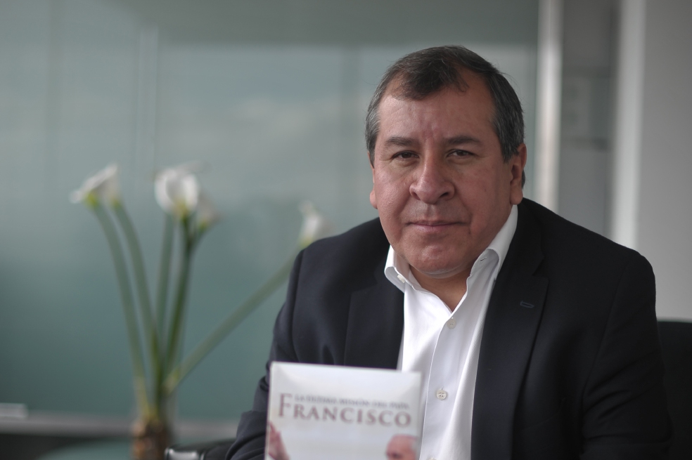 El hombre que estudia a los papas