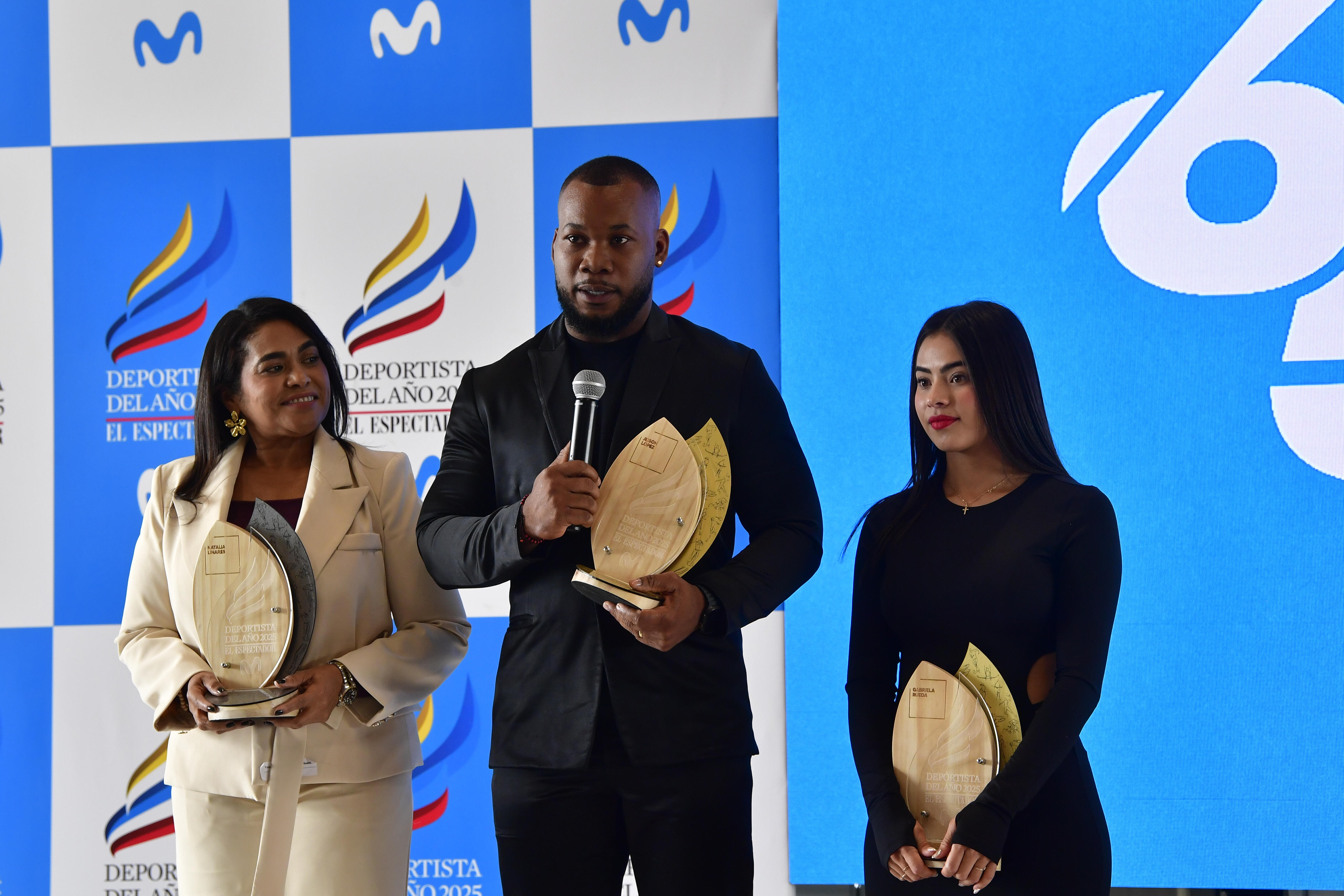 En el podio, Jeison López, deportista del Año junto a Natalia Linares y Gabriela Rueda