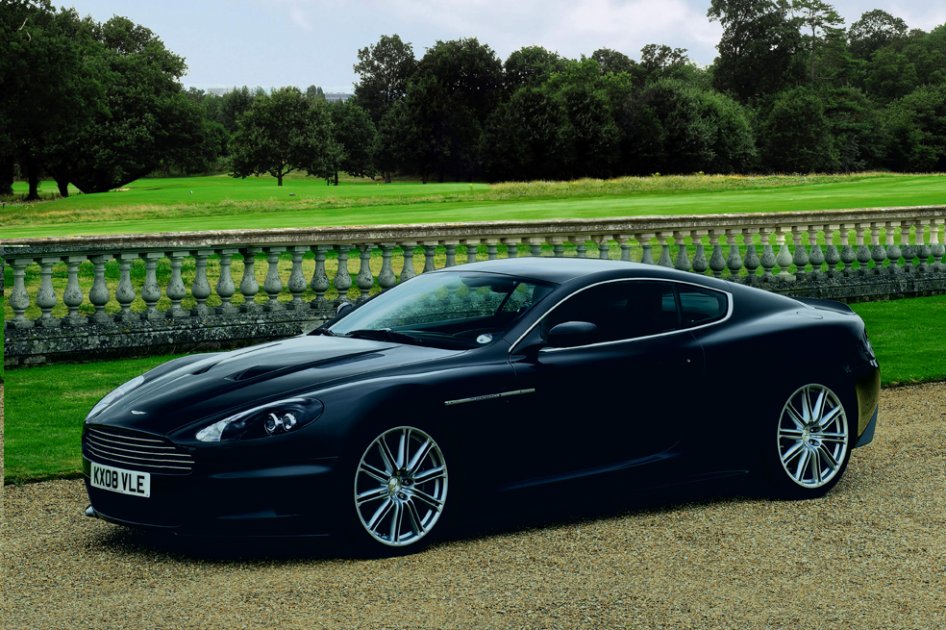 Un Aston Martin lidera una subasta de objetos de James Bond para beneficencia